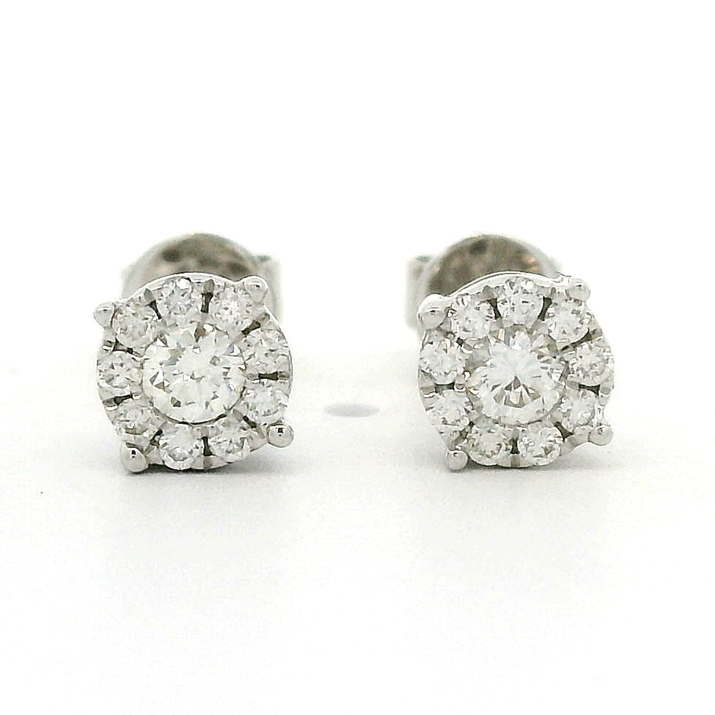 14 karaat wit gouden rozet oorbellen. Bezet met 2 briljant geslepen diamanten met een totaalgewicht van 0.14 crt en 18 kleinere briljant geslepen diamanten met en totaalgewicht van 0.12 crt Kleur G Zuiverheid: VS1 Zetting: Ø 5 mm Model: O 4399