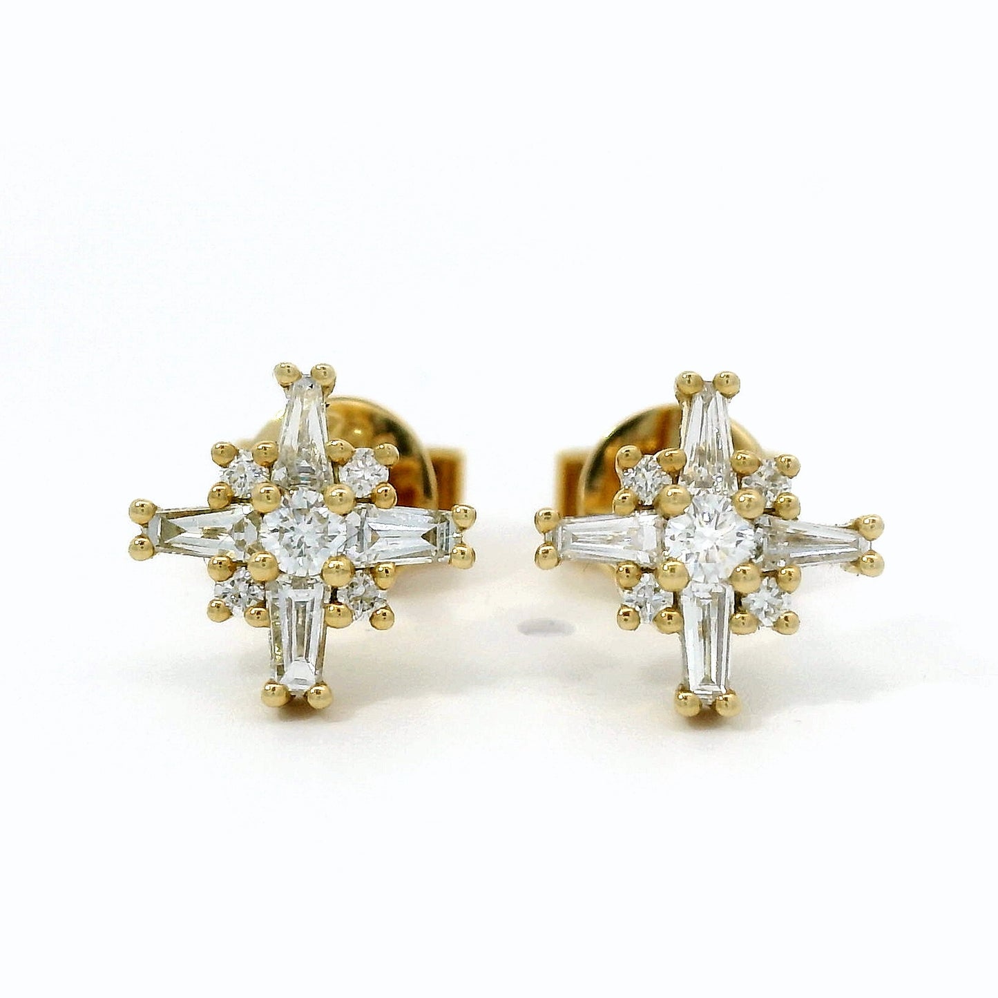 18 karaat geel gouden oorstekers van 2 gram. Bezet met 4 baguette geslepen diamanten met een totaalgewicht van 0.26 crt. en 10 briljant geslepen diamanten met een totaalgewicht van 0.14 crt. Kleur: G Zuiverheid: VS Zetting: 9 x 9 mm