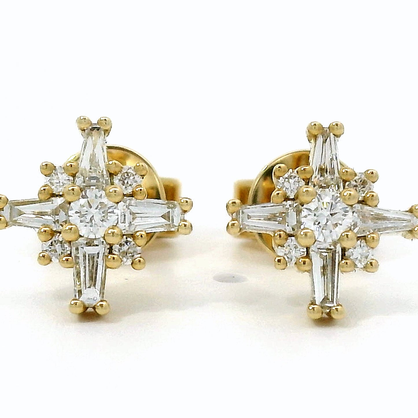 18 karaat geel gouden oorstekers van 2 gram. Bezet met 4 baguette geslepen diamanten met een totaalgewicht van 0.26 crt. en 10 briljant geslepen diamanten met een totaalgewicht van 0.14 crt. Kleur: G Zuiverheid: VS Zetting: 9 x 9 mm