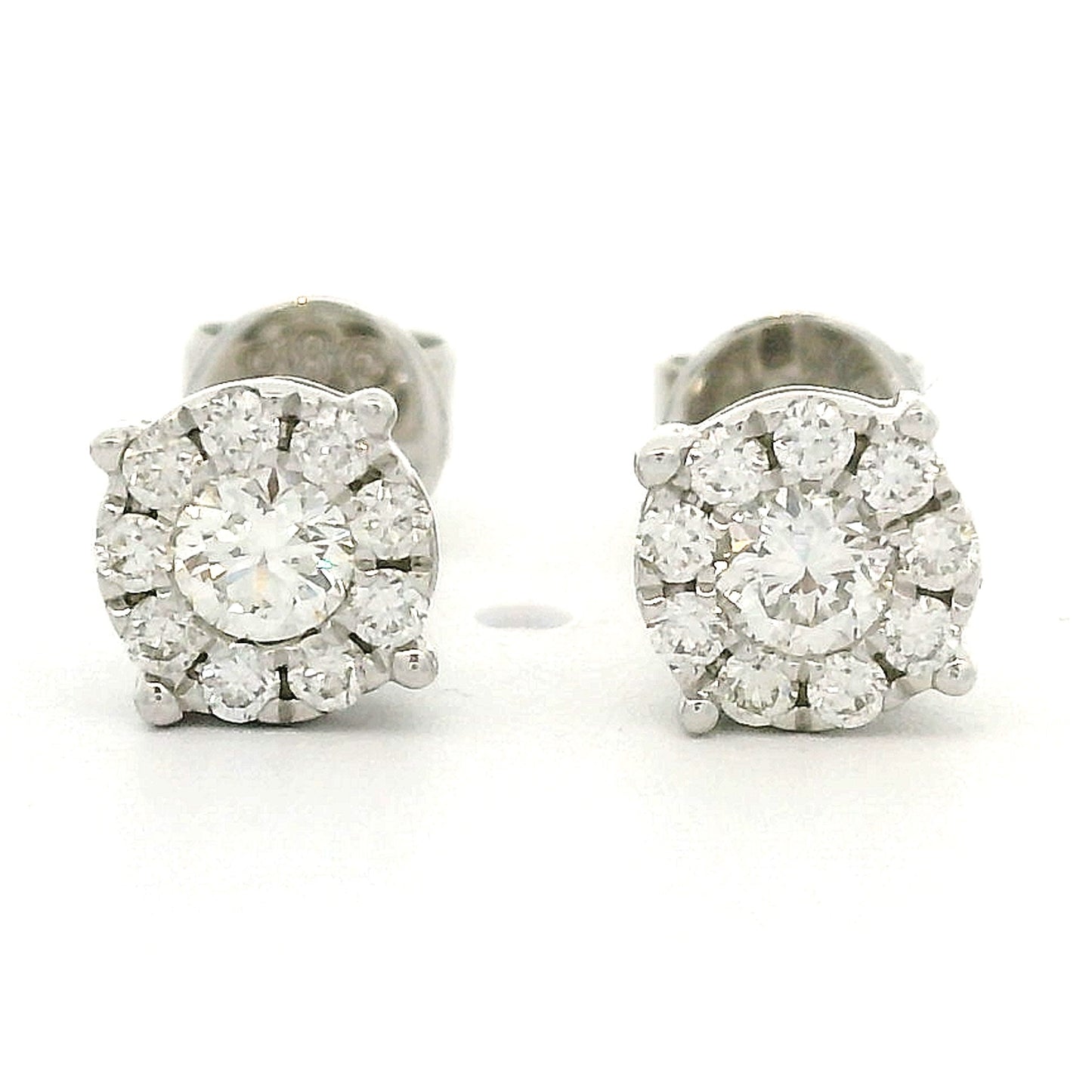 14 karaat witgouden rozet oorbellen met steker sluiting. Bezet met 2 briljant geslepen diamanten met een totaalgewicht van 0.10 crt en 18 kleinere briljant geslepen diamanten met een totaalgewicht van 0.15 crt Kleur: G Zuiverheid: VS2 Zetting: 5 mm Model: O 4458