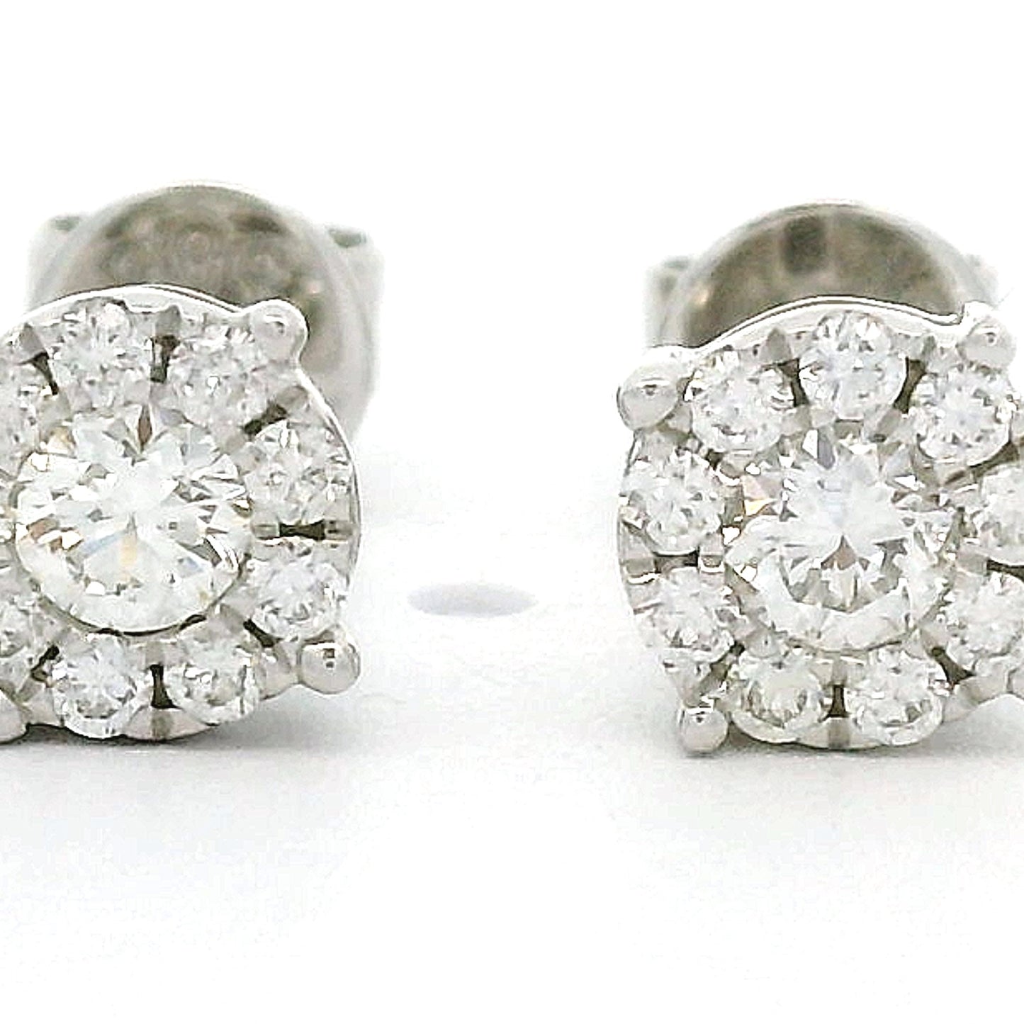 14 karaat witgouden rozet oorbellen met steker sluiting. Bezet met 2 briljant geslepen diamanten met een totaalgewicht van 0.10 crt en 18 kleinere briljant geslepen diamanten met een totaalgewicht van 0.15 crt Kleur: G Zuiverheid: VS2 Zetting: 5 mm Model: O 4458