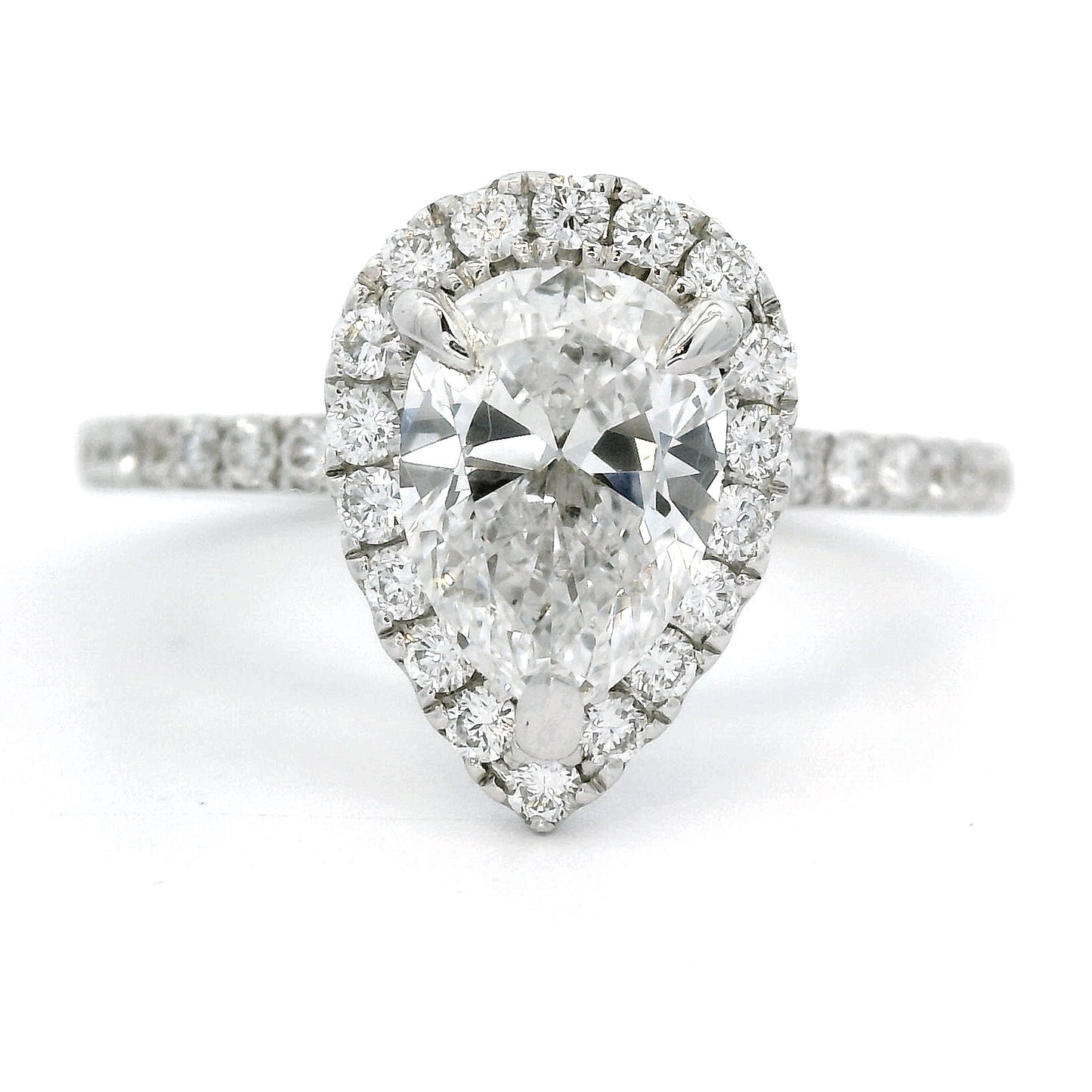 Zeer exclusieve designer Halo Peer ring. 18 karaat witgoud en bezet met 1 peer geslepen diamant van 1.01 crt en 36 briljant geslepen kleinere diamanten. Zeer geschikt als verlovingsring.