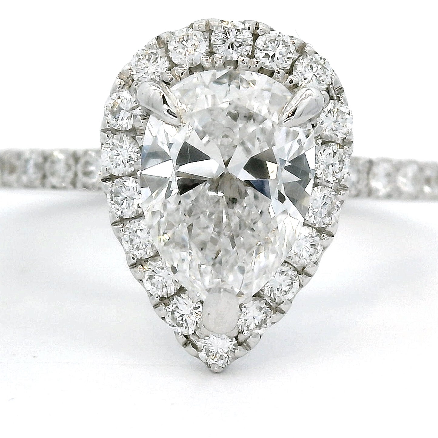 Zeer exclusieve designer Halo Peer ring. 18 karaat witgoud en bezet met 1 peer geslepen diamant van 1.01 crt en 36 briljant geslepen kleinere diamanten. Zeer geschikt als verlovingsring.