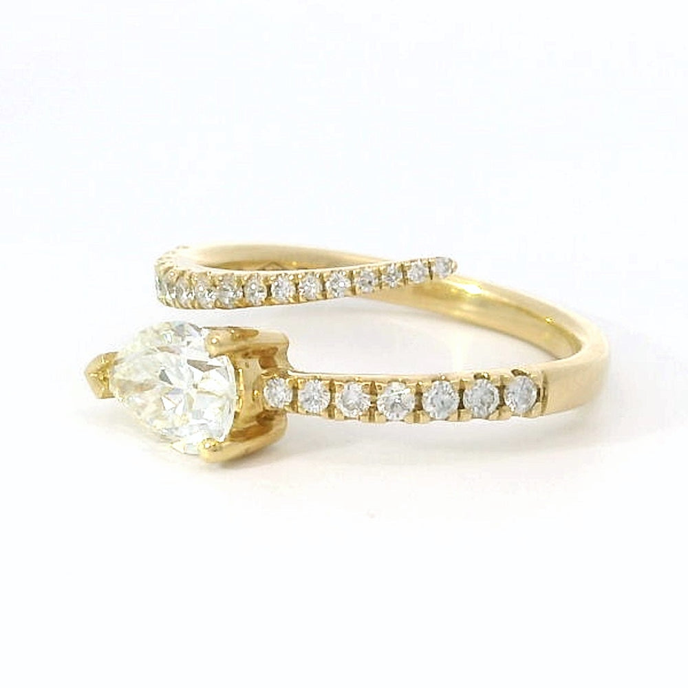 
                      
                        18 karaat geel gouden design slangen ring van 3.39 gram en 2 tot 10 mm breed. Bezet met 1 peer geslepen diamant van 3.39 crt Kleur: I Kwaliteit: VS1 en 23 briljant geslepen diamanten met een totaalgewicht van 0.25 crt Kleur: F Kwaliteit: VVS2 Model: R 10052
                      
                    