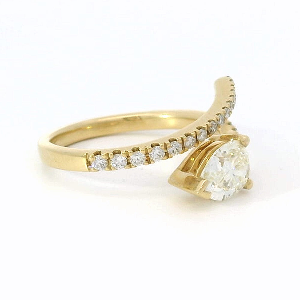 
                      
                        18 karaat geel gouden design slangen ring van 3.39 gram en 2 tot 10 mm breed. Bezet met 1 peer geslepen diamant van 3.39 crt Kleur: I Kwaliteit: VS1 en 23 briljant geslepen diamanten met een totaalgewicht van 0.25 crt Kleur: F Kwaliteit: VVS2 Model: R 10052
                      
                    