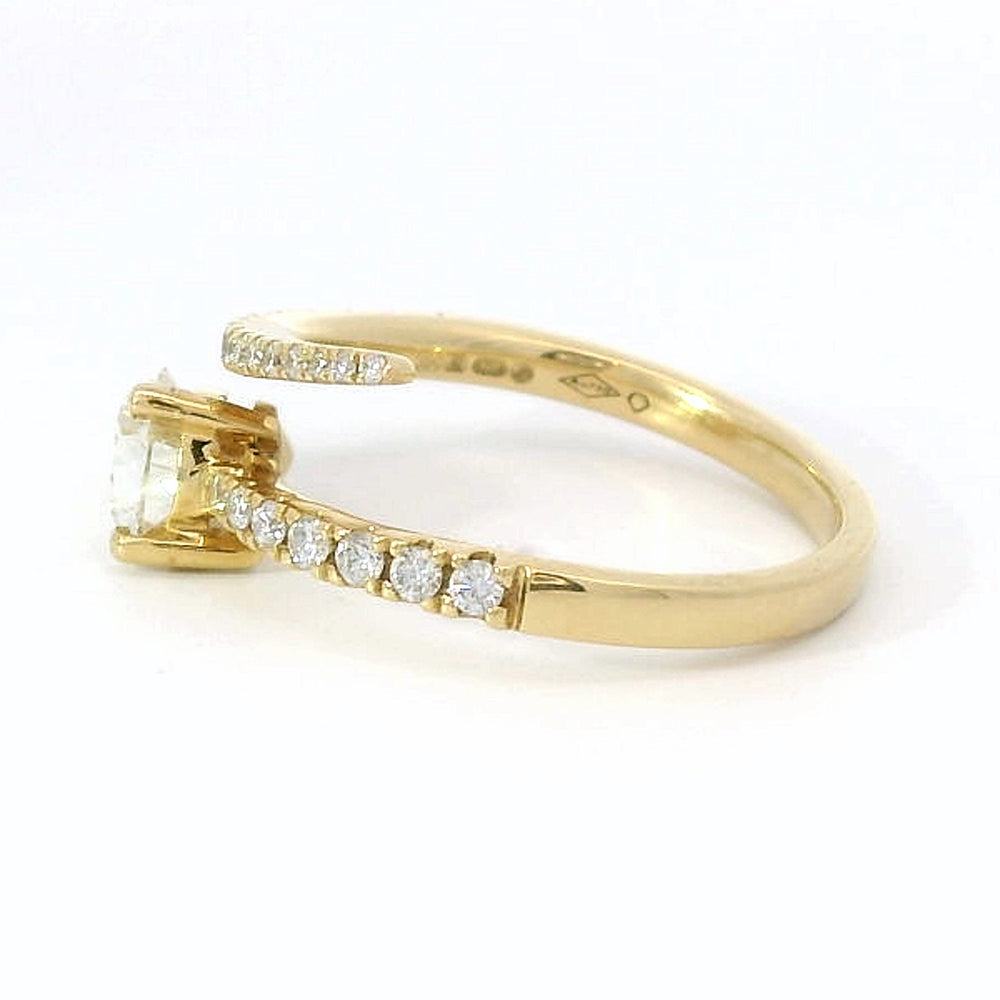 
                      
                        18 karaat geel gouden design slangen ring van 3.39 gram en 2 tot 10 mm breed. Bezet met 1 peer geslepen diamant van 3.39 crt Kleur: I Kwaliteit: VS1 en 23 briljant geslepen diamanten met een totaalgewicht van 0.25 crt Kleur: F Kwaliteit: VVS2 Model: R 10052
                      
                    