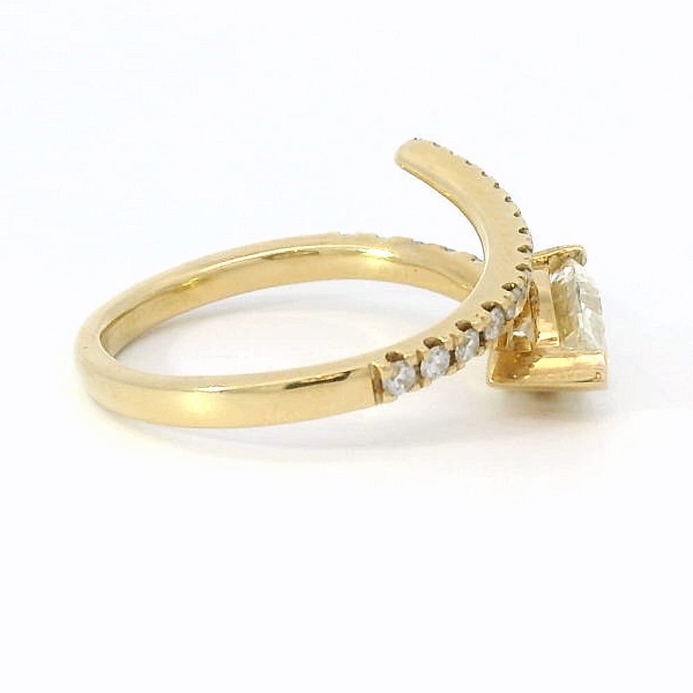 
                      
                        18 karaat geel gouden design slangen ring van 3.39 gram en 2 tot 10 mm breed. Bezet met 1 peer geslepen diamant van 3.39 crt Kleur: I Kwaliteit: VS1 en 23 briljant geslepen diamanten met een totaalgewicht van 0.25 crt Kleur: F Kwaliteit: VVS2 Model: R 10052
                      
                    