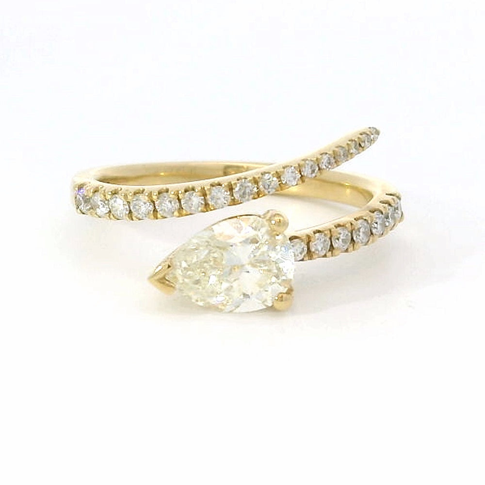 18 karaat geel gouden design slangen ring van 3.39 gram en 2 tot 10 mm breed. Bezet met 1 peer geslepen diamant van 3.39 crt Kleur: I Kwaliteit: VS1 en 23 briljant geslepen diamanten met een totaalgewicht van 0.25 crt Kleur: F Kwaliteit: VVS2 Model: R 10052