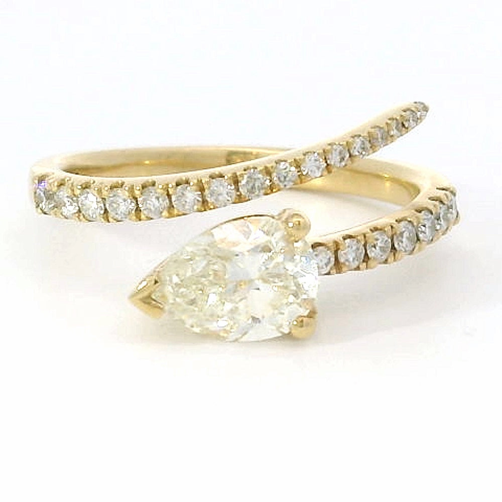 
                      
                        18 karaat geel gouden design slangen ring van 3.39 gram en 2 tot 10 mm breed. Bezet met 1 peer geslepen diamant van 3.39 crt Kleur: I Kwaliteit: VS1 en 23 briljant geslepen diamanten met een totaalgewicht van 0.25 crt Kleur: F Kwaliteit: VVS2 Model: R 10052
                      
                    