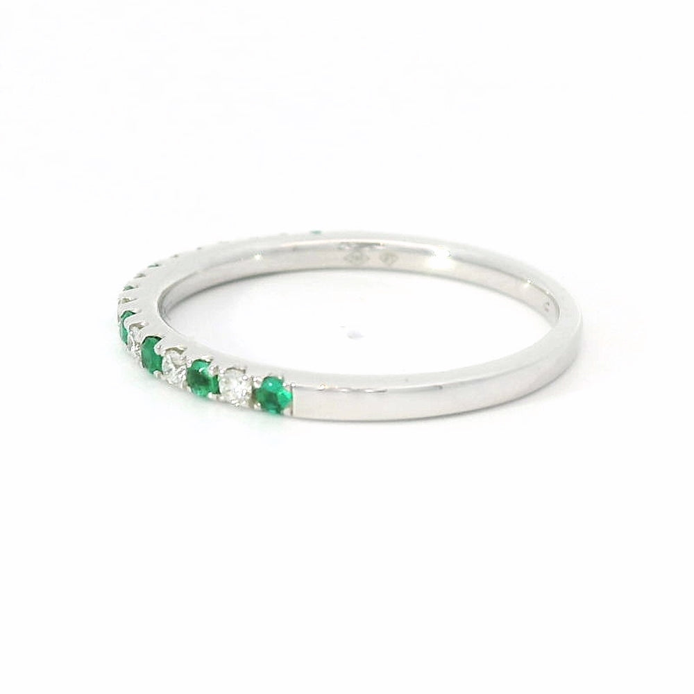 
                      
                        18 karaat wit gouden rijring van 1.7 gram en 2 mm breed. Om en om bezet met 8 briljant geslepen diamanten met een totaalgewicht van 0.11 crt Kleur: F Kwaliteit: VS en 9 smaragden met een totaalgewicht van 0.12 crt. Model: R 10056
                      
                    