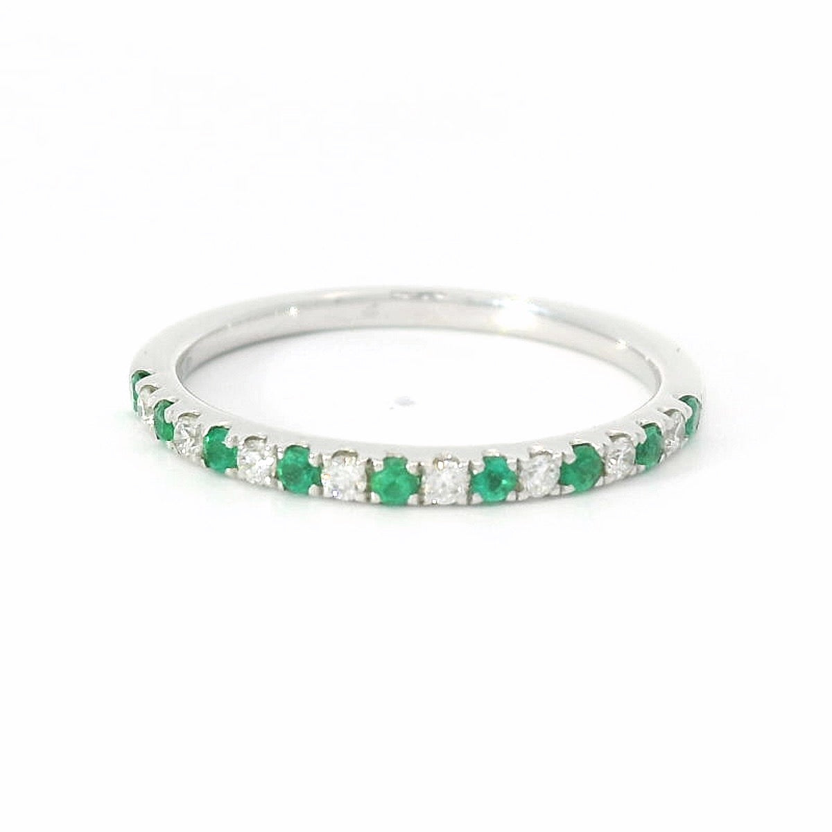 18 karaat wit gouden rijring van 1.7 gram en 2 mm breed. Om en om bezet met 8 briljant geslepen diamanten met een totaalgewicht van 0.11 crt Kleur: F Kwaliteit: VS en 9 smaragden met een totaalgewicht van 0.12 crt. Model: R 10056