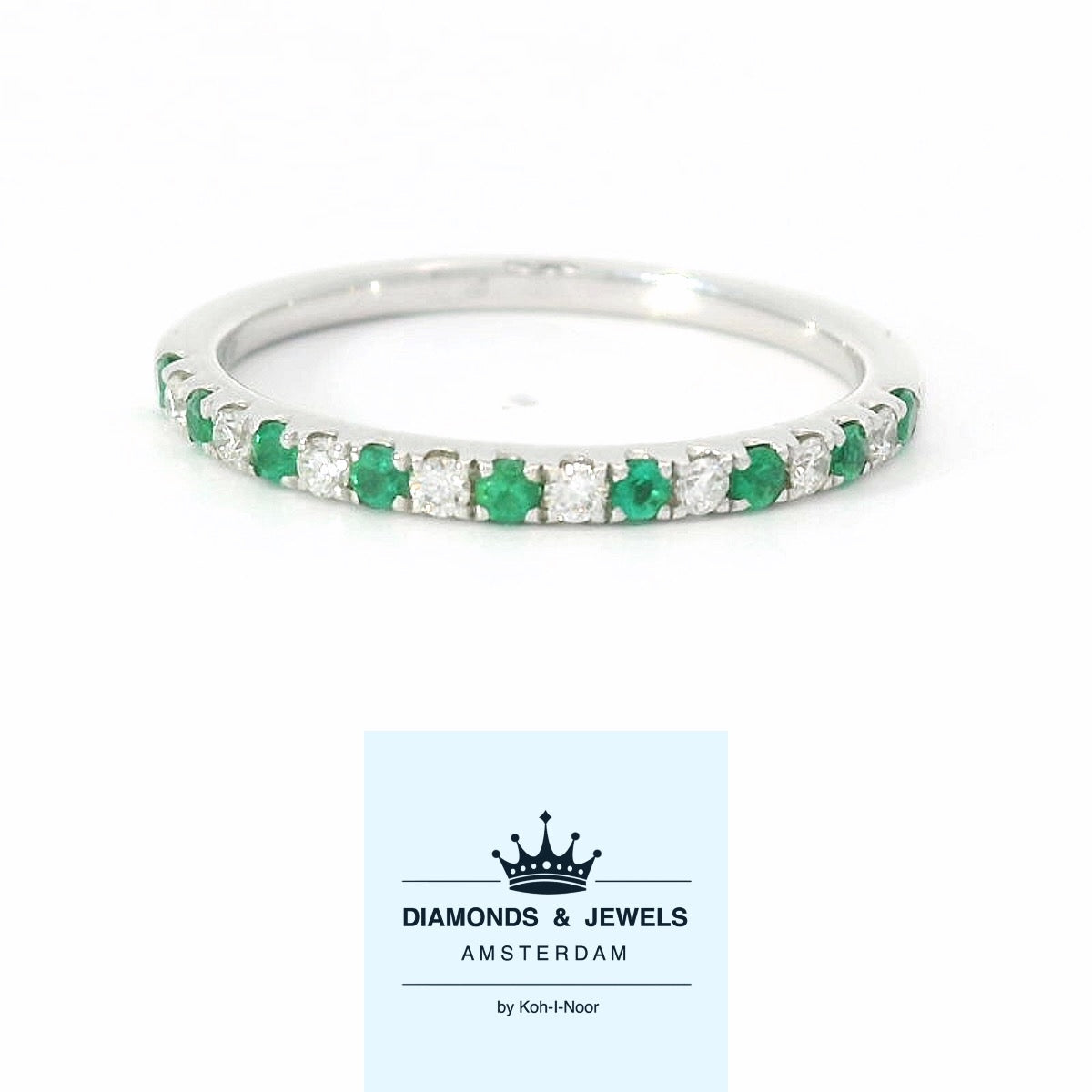 18 karaat wit gouden rijring van 1.7 gram en 2 mm breed. Om en om bezet met 8 briljant geslepen diamanten met een totaalgewicht van 0.11 crt Kleur: F Kwaliteit: VS en 9 smaragden met een totaalgewicht van 0.12 crt. Model: R 10056
