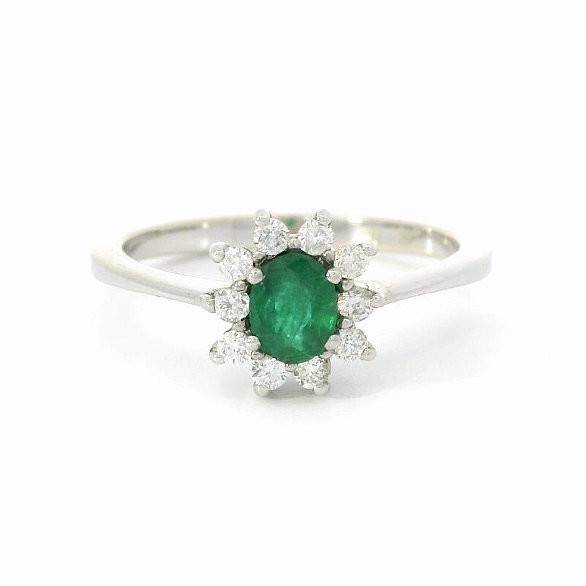 14 karaat wit gouden rozet ring van 2. gram en 1 tot 2 mm breed. Bezet met 1 ovaal geslepen smaragd van 0.33 crt en 10 briljant geslepen diamanten met een totaalgewicht van 0.18 Kleur H Kwaliteit: SI Zetting: 10 x 9 mm Model: R 10167