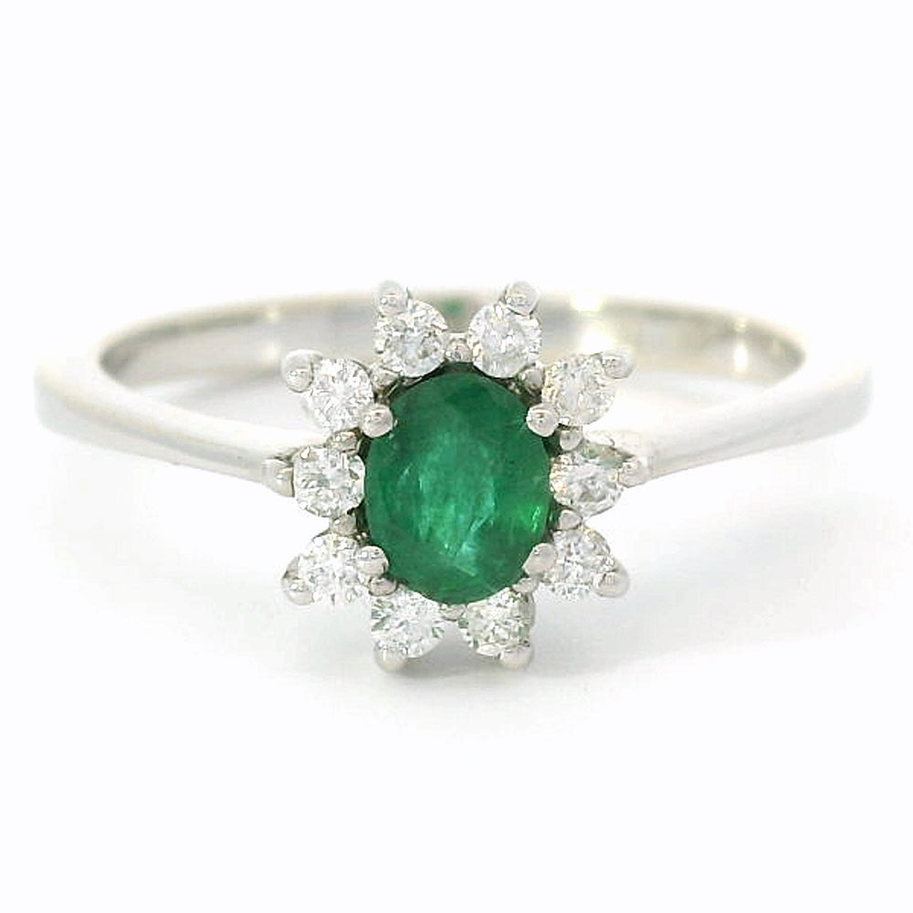 
                      
                        14 karaat wit gouden rozet ring van 2. gram en 1 tot 2 mm breed. Bezet met 1 ovaal geslepen smaragd van 0.33 crt en 10 briljant geslepen diamanten met een totaalgewicht van 0.18 Kleur H Kwaliteit: SI Zetting: 10 x 9 mm Model: R 10167
                      
                    