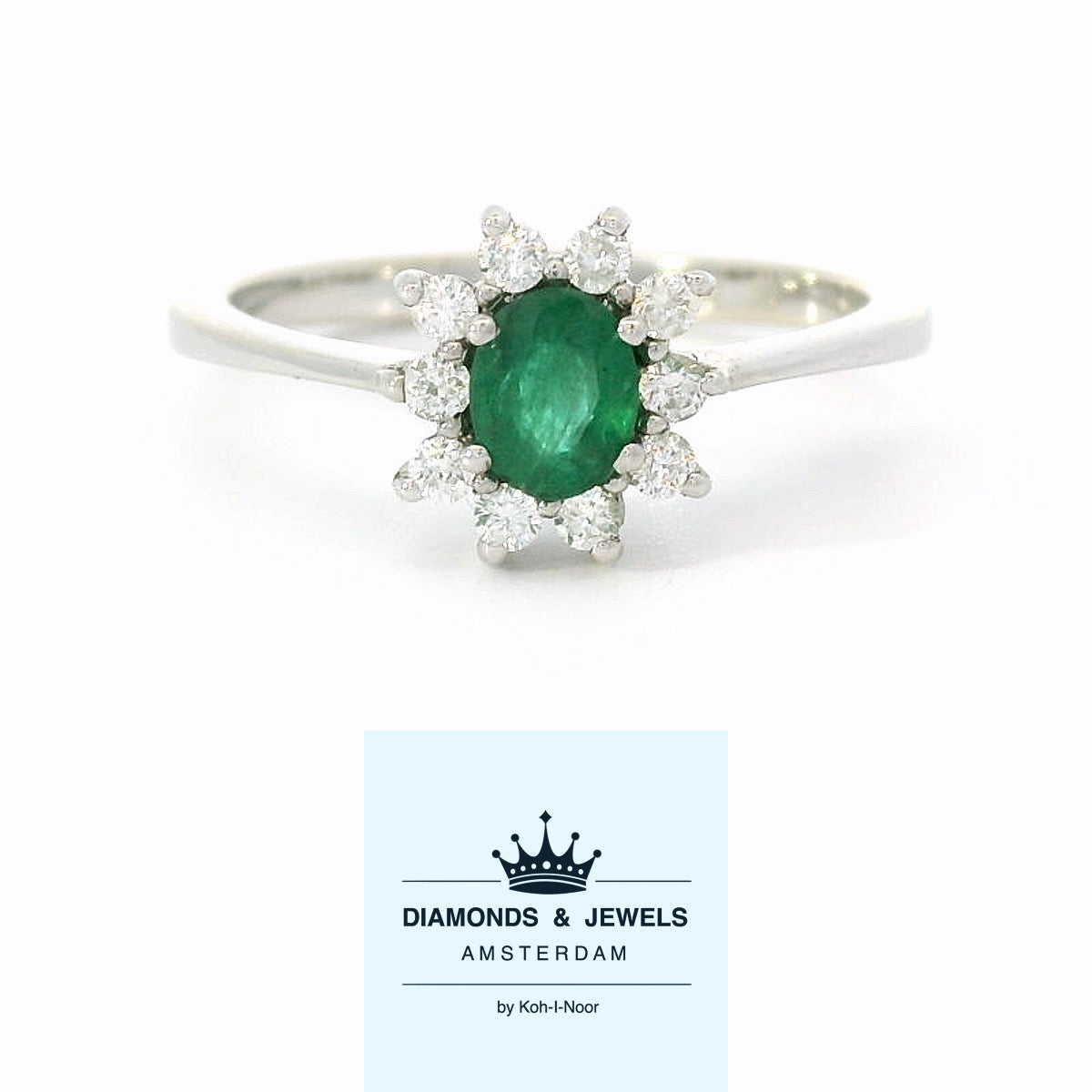 14 karaat wit gouden rozet ring van 2. gram en 1 tot 2 mm breed. Bezet met 1 ovaal geslepen smaragd van 0.33 crt en 10 briljant geslepen diamanten met een totaalgewicht van 0.18 Kleur H Kwaliteit: SI Zetting: 10 x 9 mm Model: R 10167