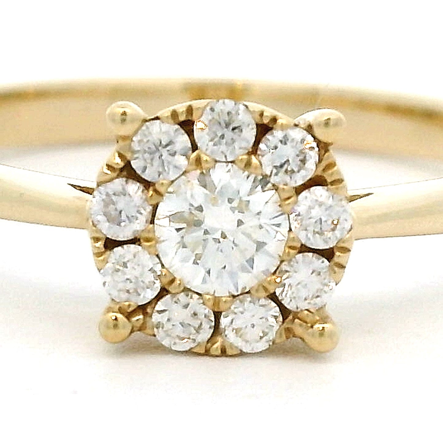 14 karaat geel gouden rozet ring uit de Invisible zetting collectie. Bezet met 1 briljant geslepen diamant evan 0.15 crt en 9 kleinere briljant geslepen diamanten met een totaalgewicht van 0.14 crt Kleur: G Zuiverheid: VS Zetting: Ø 7 mm