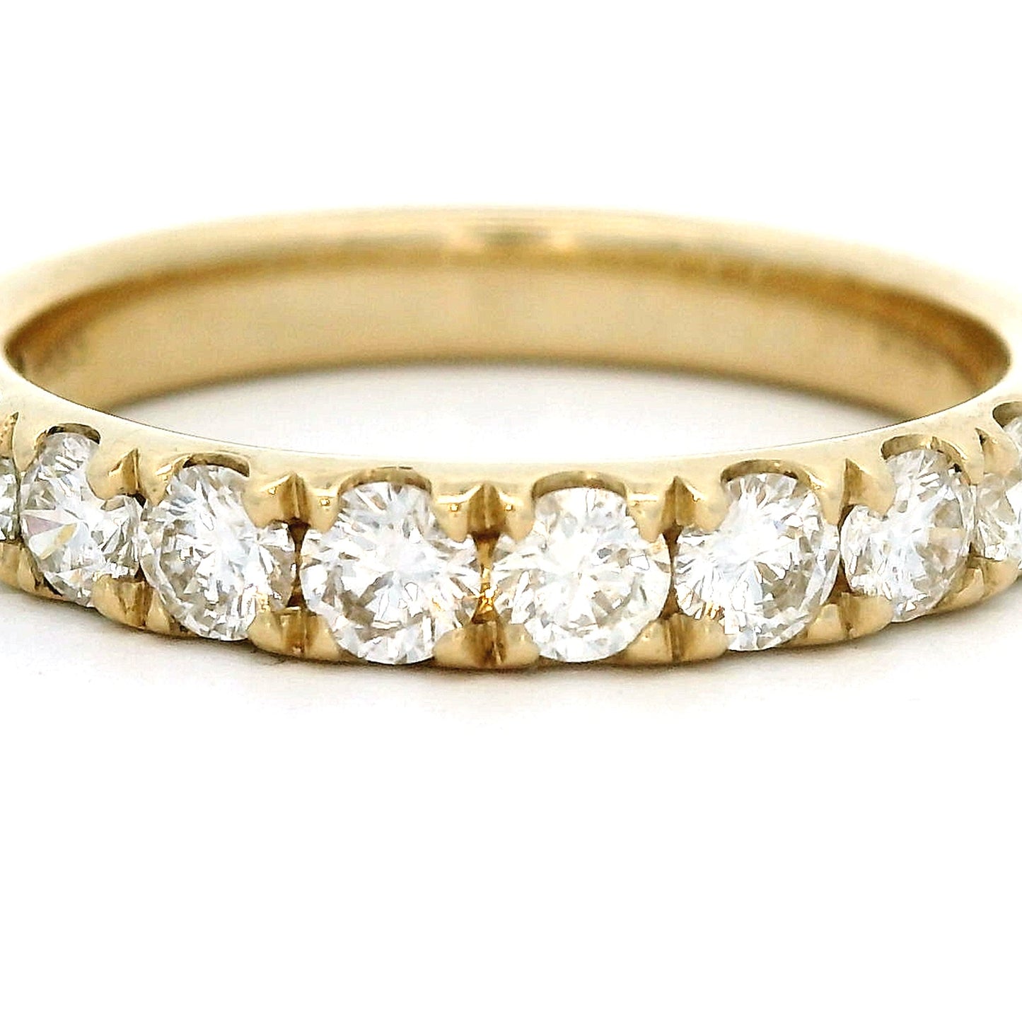 14 karaat geel gouden rijring met 12 briljant geslepen diamanten met een totaalgewicht van 1.00 crt van een hoge kleur en kwaliteit. Met afgeronde zetranden.