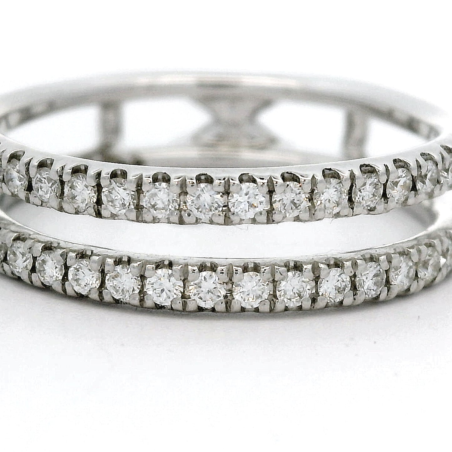 18 karaat witgouden designer rijring. De ring heeft een opening tussen twee rijen aan diamanten. De ring is in totaal bezet met 44 briljant geslepen diamanten van een hoge kleur en kwaliteit. Breedte van de ring is 5.5 mm