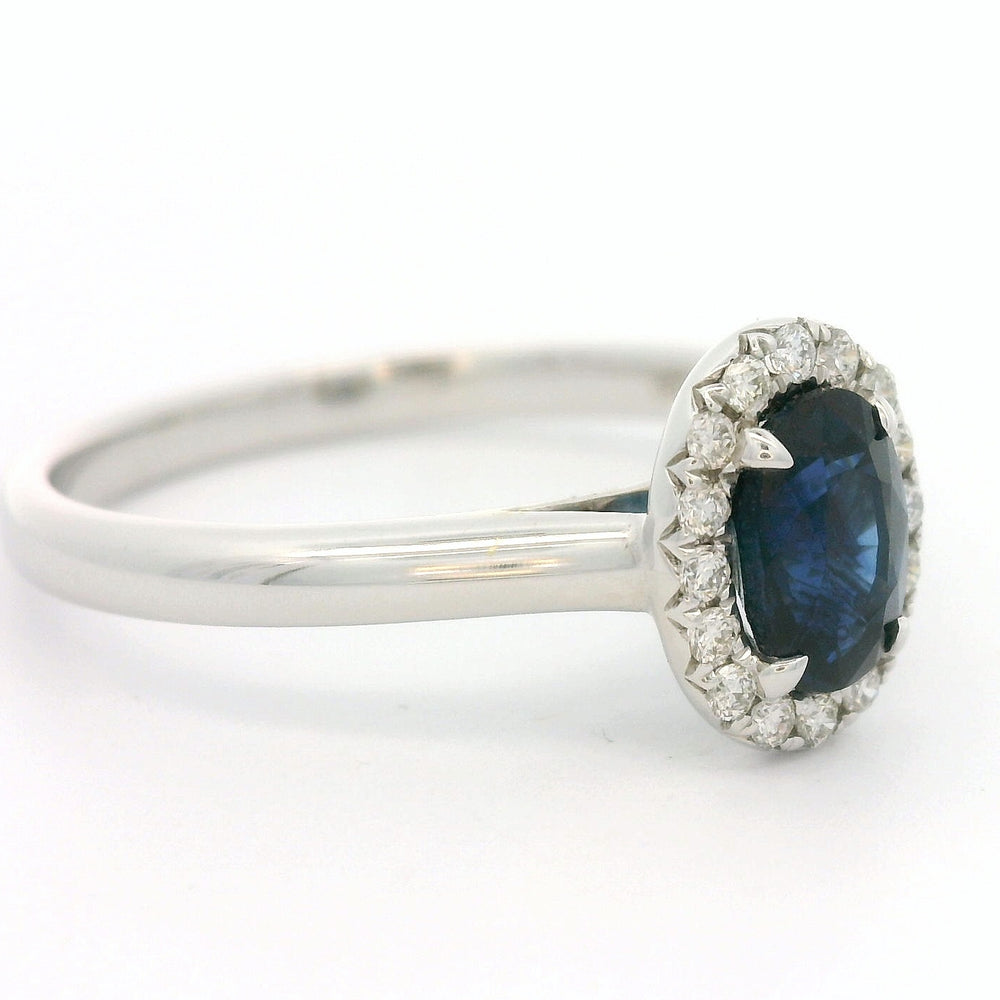 
                      
                        18 karaat witgouden Halo rozet ring van 2.74 gram. Bezet met 1 ovaal geslepen saffier van 0.80 crt en 16 briljant geslepen diamanten met een totaalgewicht van 0.12 crt. Kleur: G Kwaliteit: VS Zetting: 9 x 7 mm Model: R 10448
                      
                    