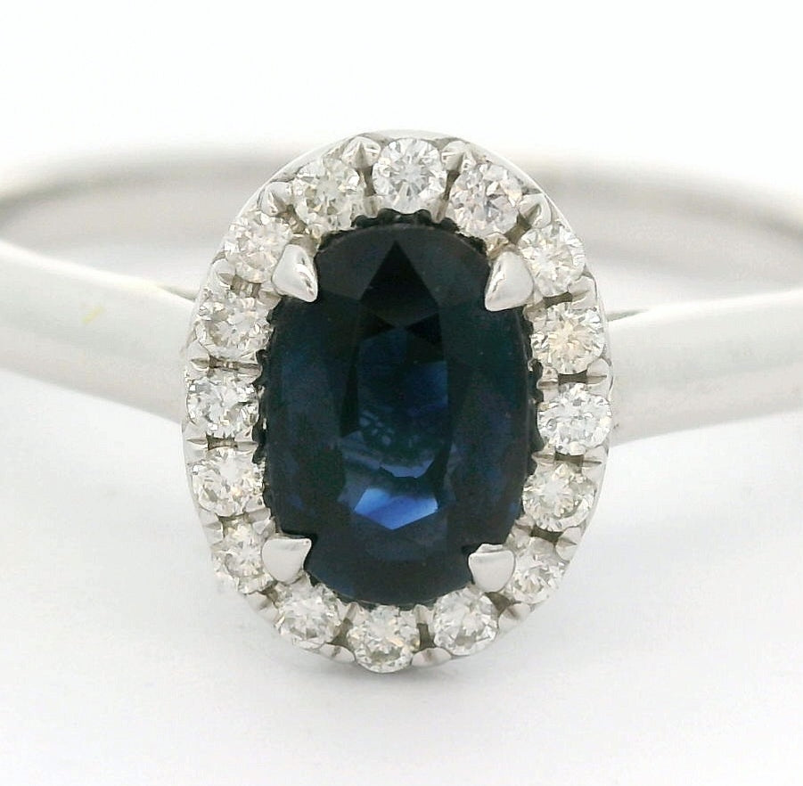 
                      
                        18 karaat witgouden Halo rozet ring van 2.74 gram. Bezet met 1 ovaal geslepen saffier van 0.80 crt en 16 briljant geslepen diamanten met een totaalgewicht van 0.12 crt. Kleur: G Kwaliteit: VS Zetting: 9 x 7 mm Model: R 10448
                      
                    