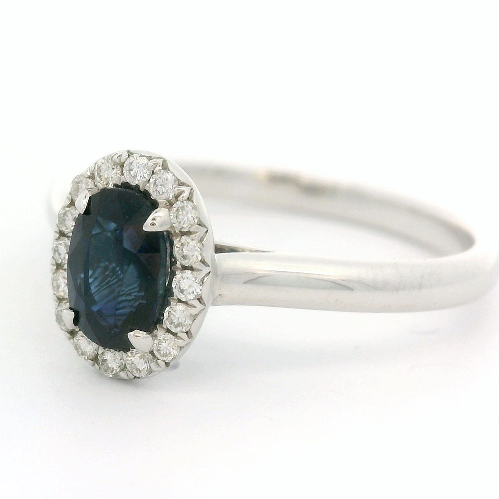 
                      
                        18 karaat witgouden Halo rozet ring van 2.74 gram. Bezet met 1 ovaal geslepen saffier van 0.80 crt en 16 briljant geslepen diamanten met een totaalgewicht van 0.12 crt. Kleur: G Kwaliteit: VS Zetting: 9 x 7 mm Model: R 10448
                      
                    