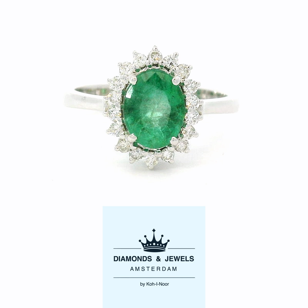 Klassieke 18 karaat witgouden rozetring met een ovaal geslepen smaragd van 1.10 crt en 16 briljant geslepen diamantjes er omheen geplaatst met een totaalgewicht van 0.16 crt. Zetting: 12 x 10 mm