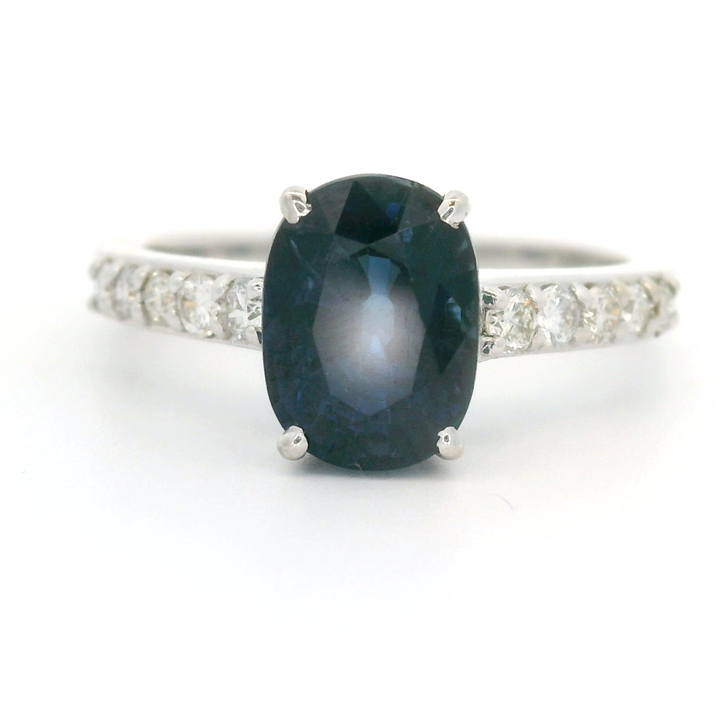 18 karaat witgouden solitair pave ring met een ovale saffier van 1.60 crt en 10 briljant geslepen diamanten met een totaalgewicht van 0.35 crt in de ringband R 10544