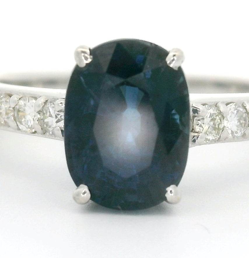 18 karaat witgouden solitair pave ring met een ovale saffier van 1.60 crt en 10 briljant geslepen diamanten met een totaalgewicht van 0.35 crt in de ringband R 10544