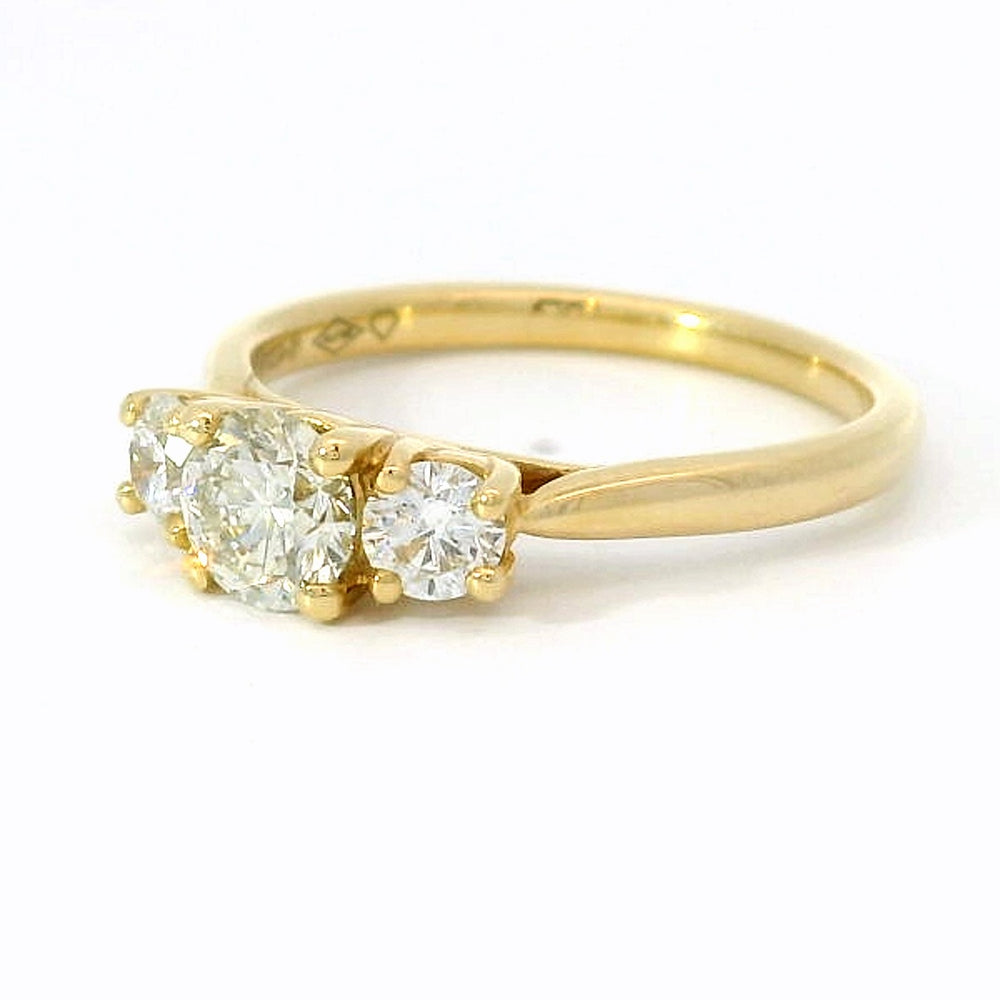 
                      
                        18 karaat geel gouden trilogie ring van 3.1 gram. en 1 tot 2 mm breed. Bezet met 1 briljant geslepen diamant van 0.50 crt Kleur: H Kwaliteit: SI2 en 2 briljant geslepen diamanten met een totaalgewicht van : 0.30 crt Kleur: Top Wesselton Kwaliteit: VS Model: R 10572
                      
                    