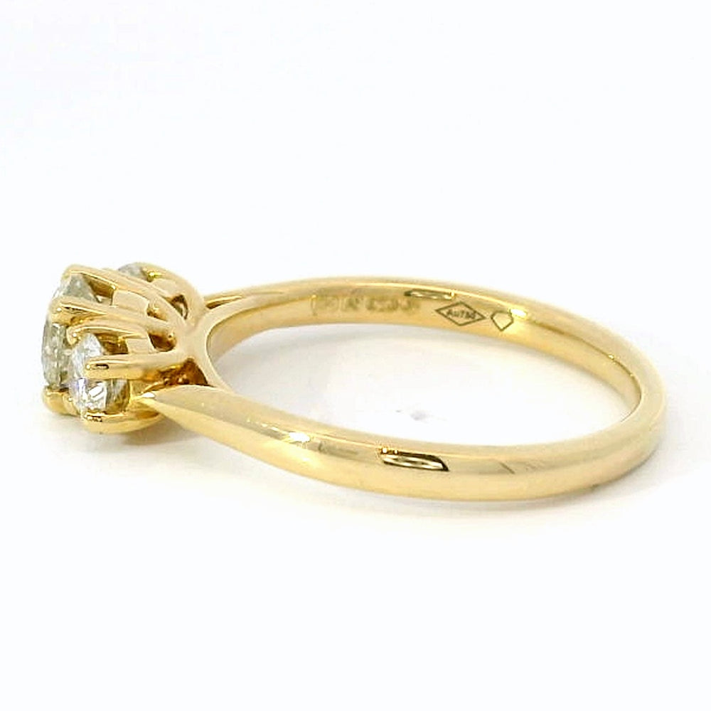 
                      
                        18 karaat geel gouden trilogie ring van 3.1 gram. en 1 tot 2 mm breed. Bezet met 1 briljant geslepen diamant van 0.50 crt Kleur: H Kwaliteit: SI2 en 2 briljant geslepen diamanten met een totaalgewicht van : 0.30 crt Kleur: Top Wesselton Kwaliteit: VS Model: R 10572
                      
                    