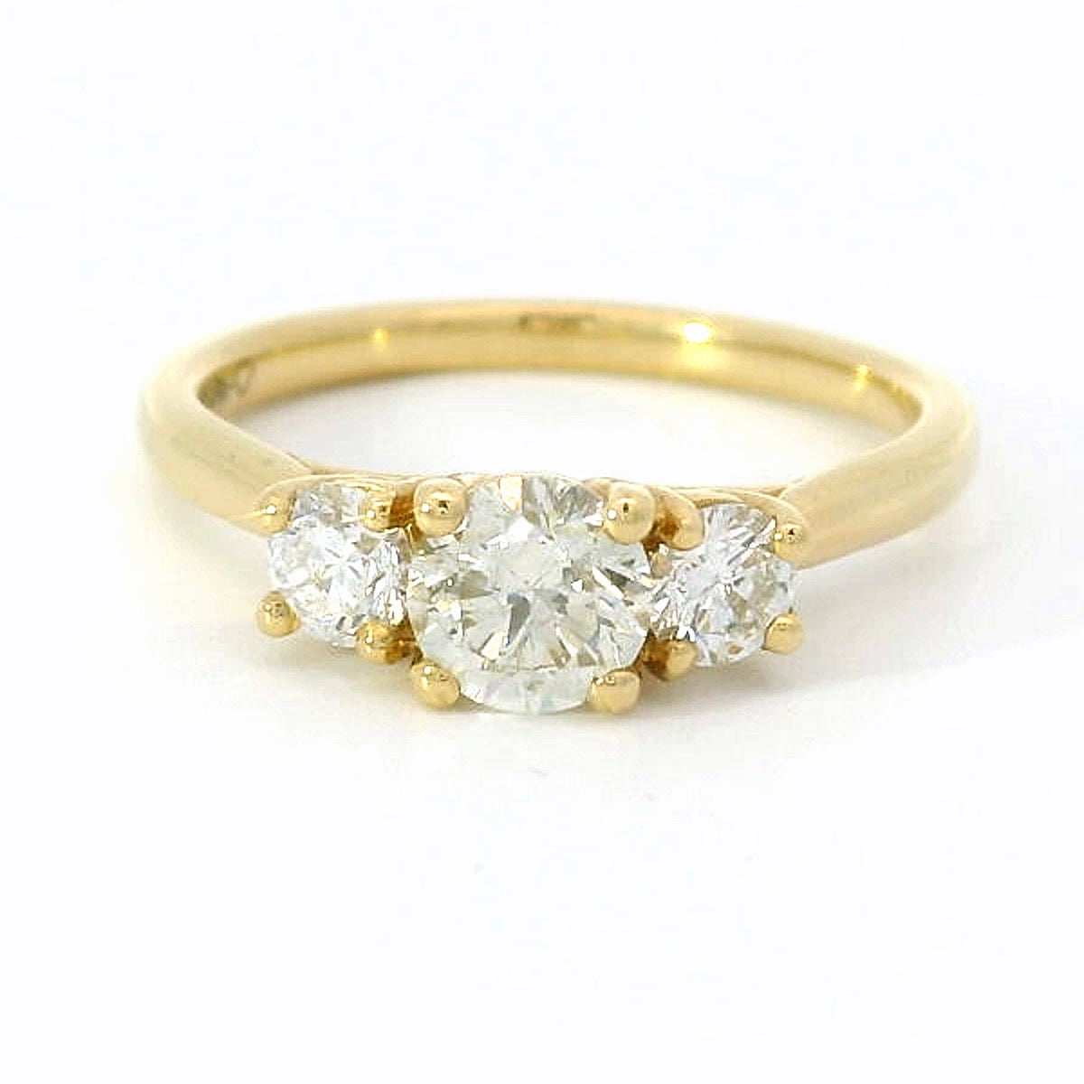 18 karaat geel gouden trilogie ring van 3.1 gram. en 1 tot 2 mm breed. Bezet met 1 briljant geslepen diamant van 0.50 crt Kleur: H Kwaliteit: SI2 en 2 briljant geslepen diamanten met een totaalgewicht van : 0.30 crt Kleur: Top Wesselton Kwaliteit: VS Model: R 10572