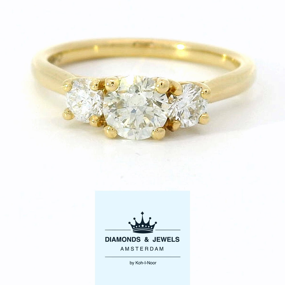 18 karaat geel gouden trilogie ring van 3.1 gram. en 1 tot 2 mm breed. Bezet met 1 briljant geslepen diamant van 0.50 crt Kleur: H Kwaliteit: SI2 en 2 briljant geslepen diamanten met een totaalgewicht van : 0.30 crt Kleur: Top Wesselton Kwaliteit: VS Model: R 10572