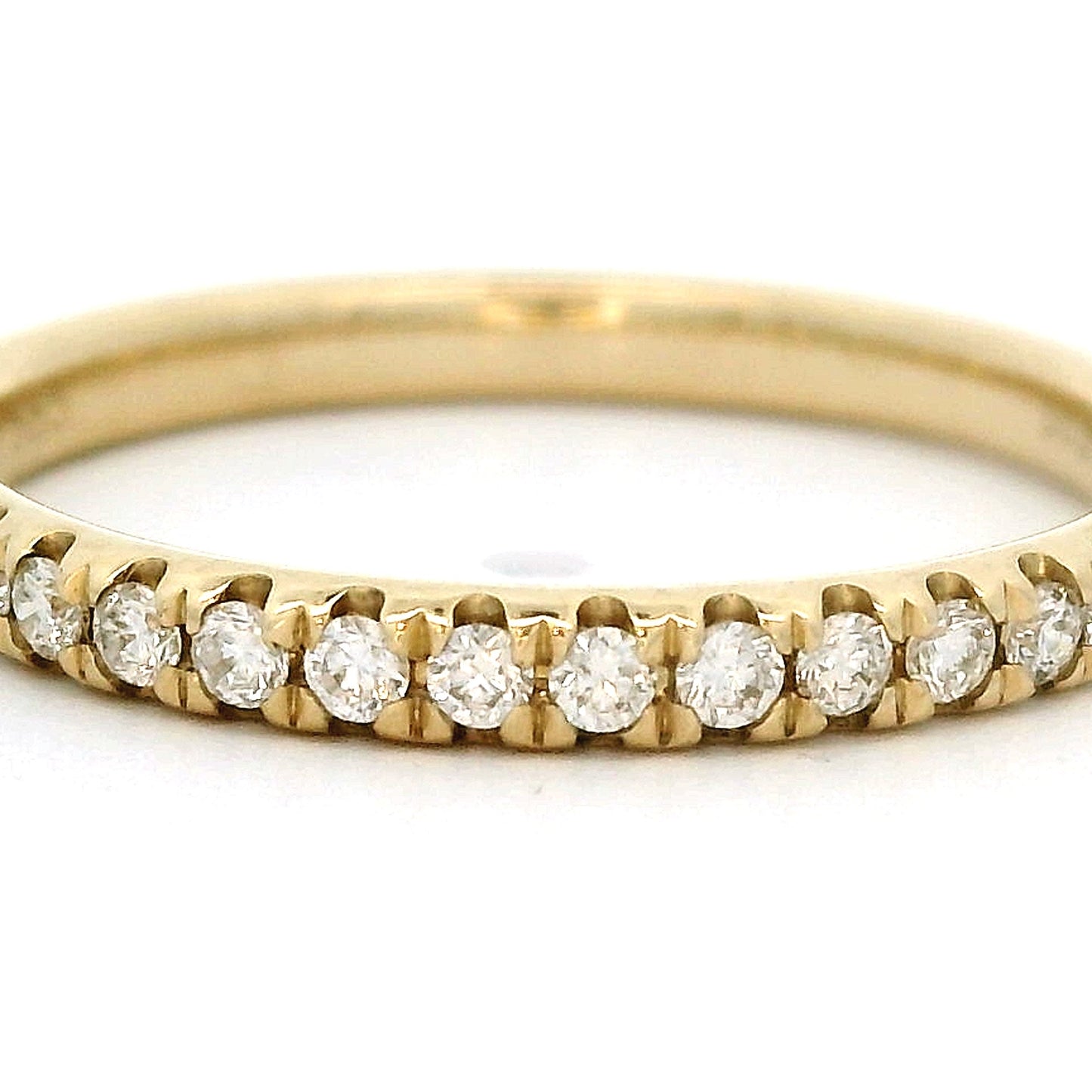 14 karaat geelgouden verfijnde rijring. Bezet met 20 briljant geslepen diamanten van een hoge kleur en kwaliteit. 2 mm breed. Met diamantcertificaat.