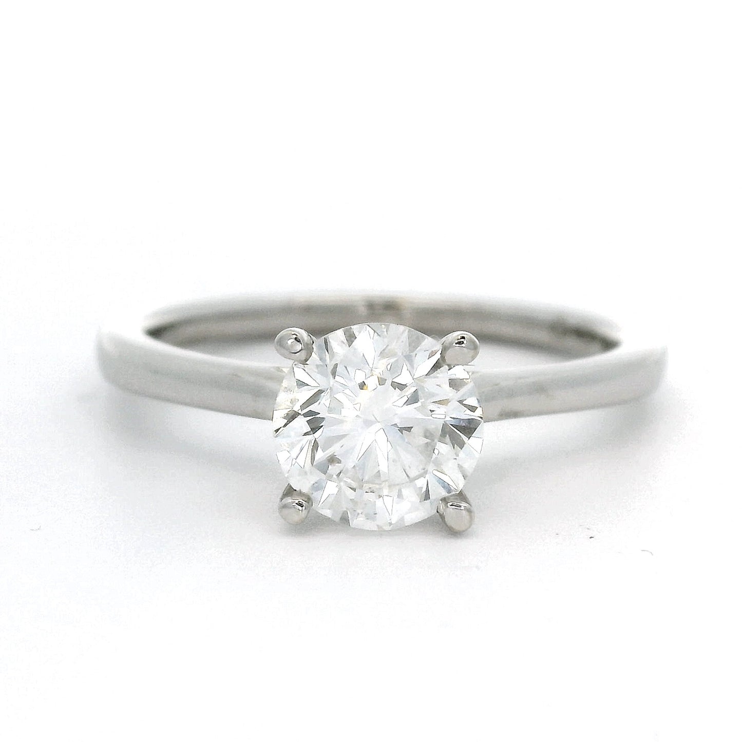 Exclusieve solitair ring in 18 karaat witgoud. Bezet met 1 briljant geslepen diamant van 1.02 crt Kleur: E Kwaliteit: VVS2. Zeer hoge kleur en kwaliteit.