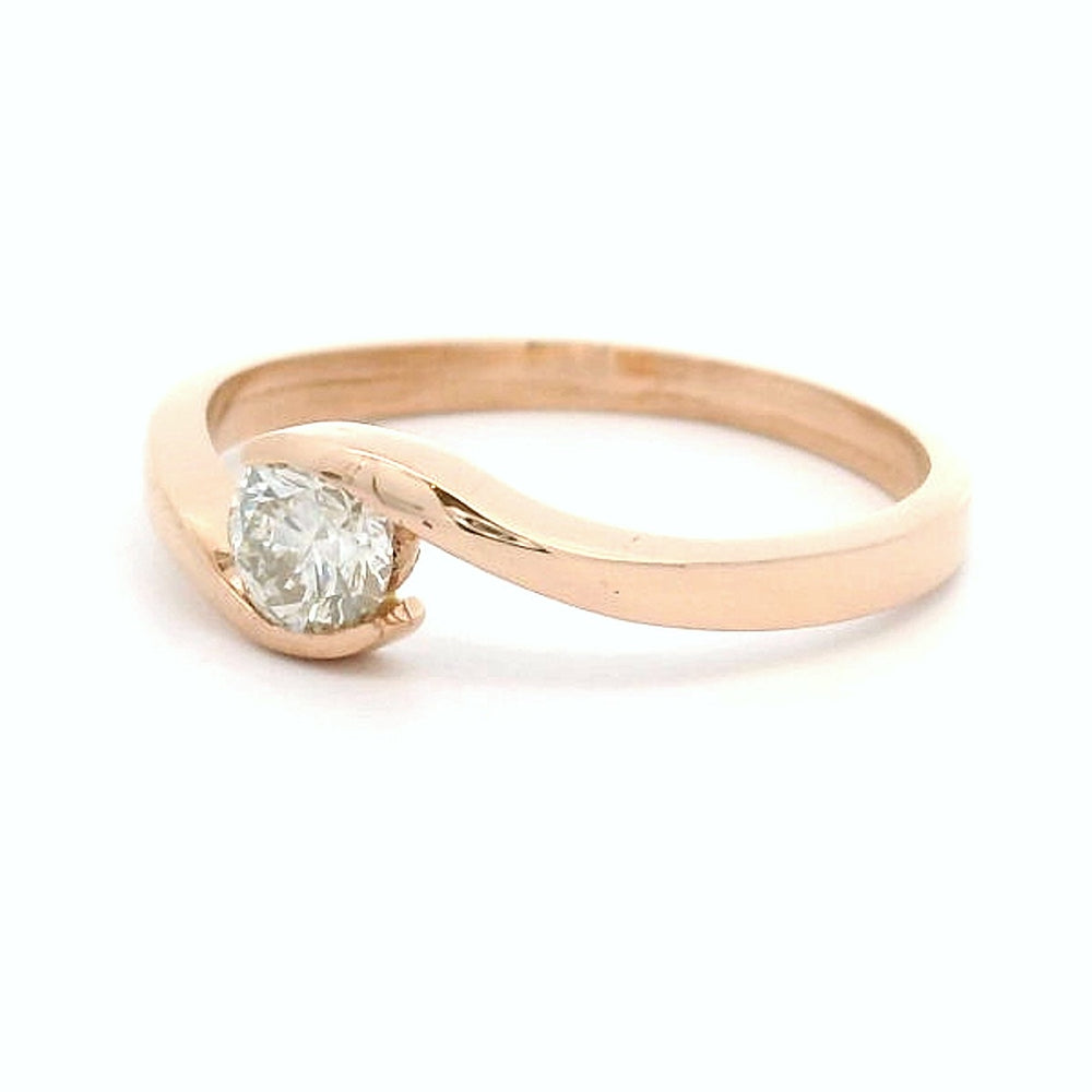 
                      
                        14 karaat rosé gouden slagring van 21 gram. Bezet met 1 briljant geslepen diamant van 0.32 crt Kleur: H Kwaliteit SI2 Model: R 10656
                      
                    