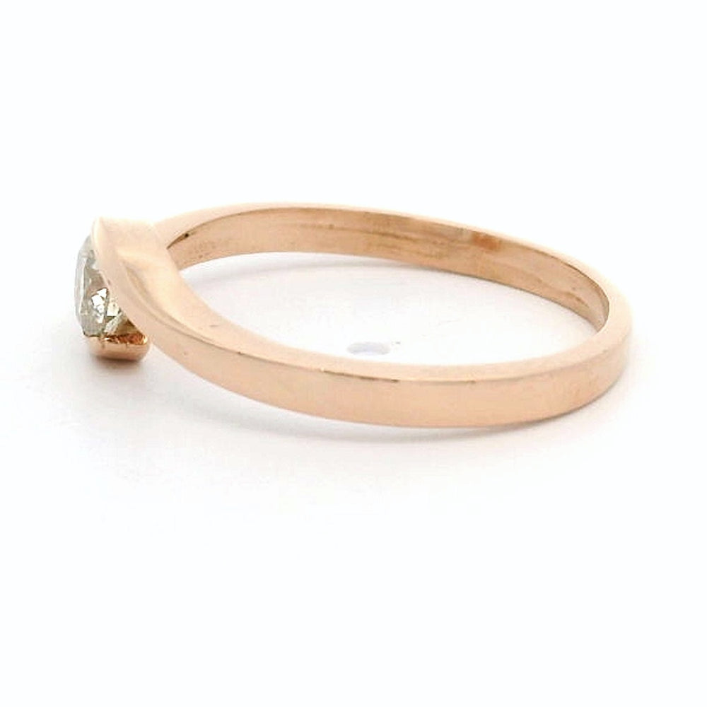 
                      
                        14 karaat rosé gouden slagring van 21 gram. Bezet met 1 briljant geslepen diamant van 0.32 crt Kleur: H Kwaliteit SI2 Model: R 10656
                      
                    