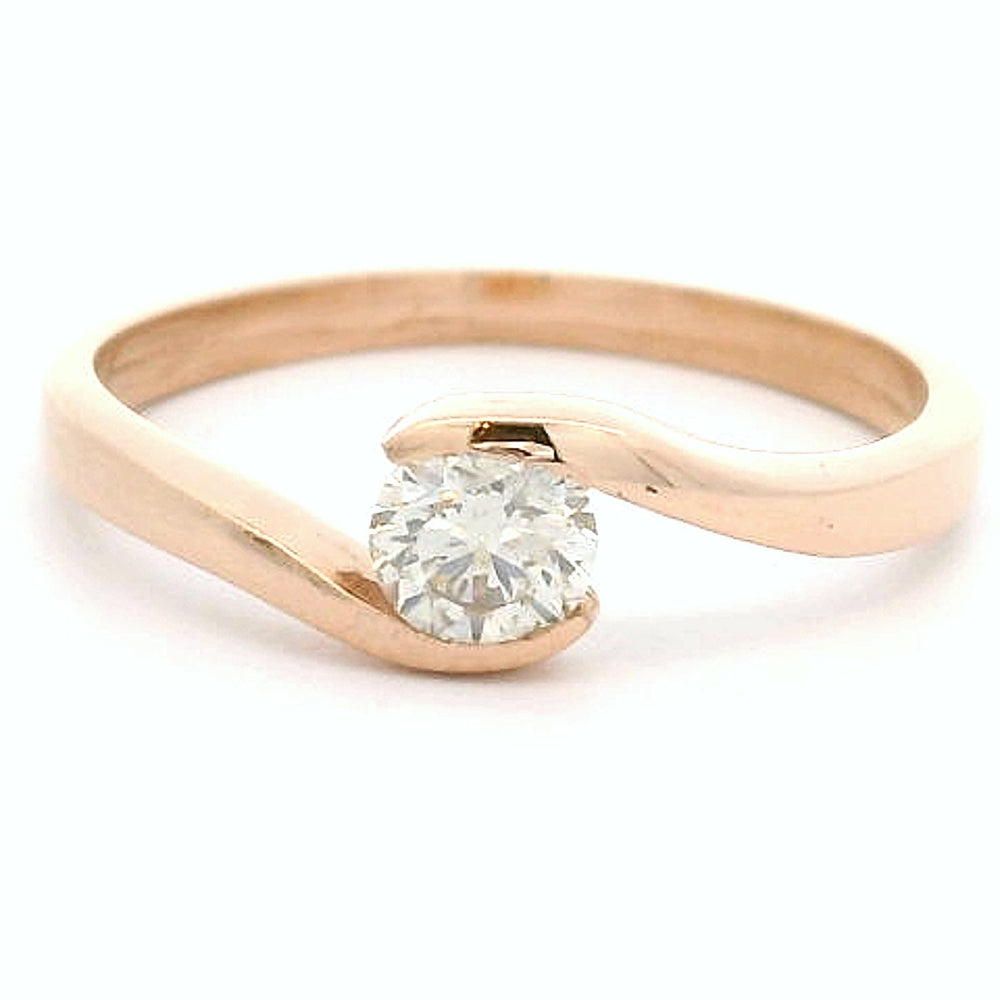
                      
                        14 karaat rosé gouden slagring van 21 gram. Bezet met 1 briljant geslepen diamant van 0.32 crt Kleur: H Kwaliteit SI2 Model: R 10656
                      
                    