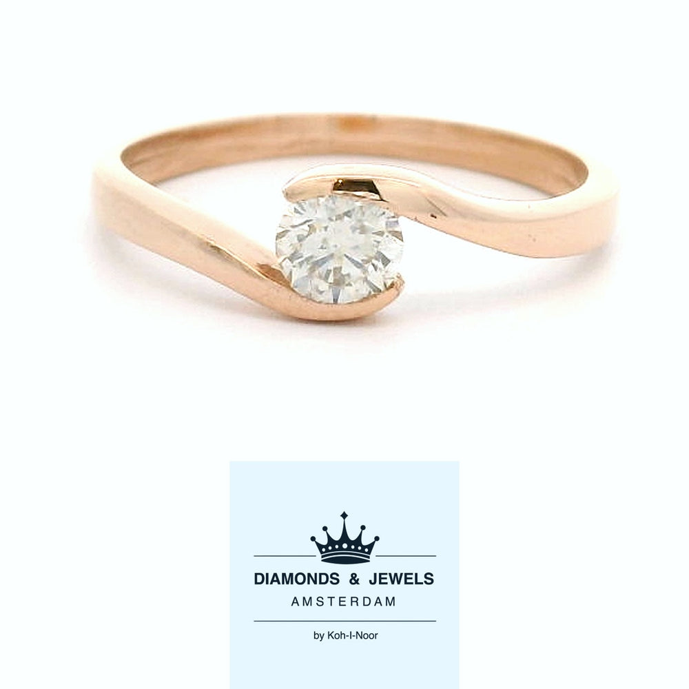14 karaat rosé gouden slagring van 21 gram. Bezet met 1 briljant geslepen diamant van 0.32 crt Kleur: H Kwaliteit SI2 Model: R 10656