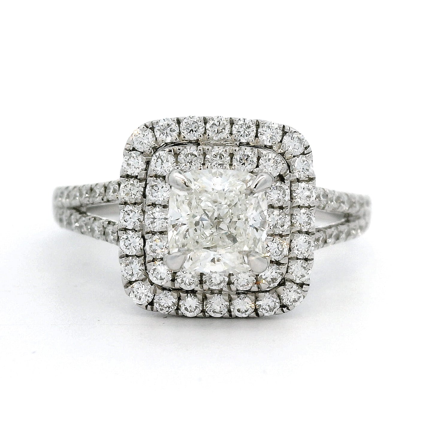 18 karaat exclusieve witgouden verlovingsring met dubbele halo en Cushion geslepen diamant van 0.92 crt. Met GIA Diamant certificaat