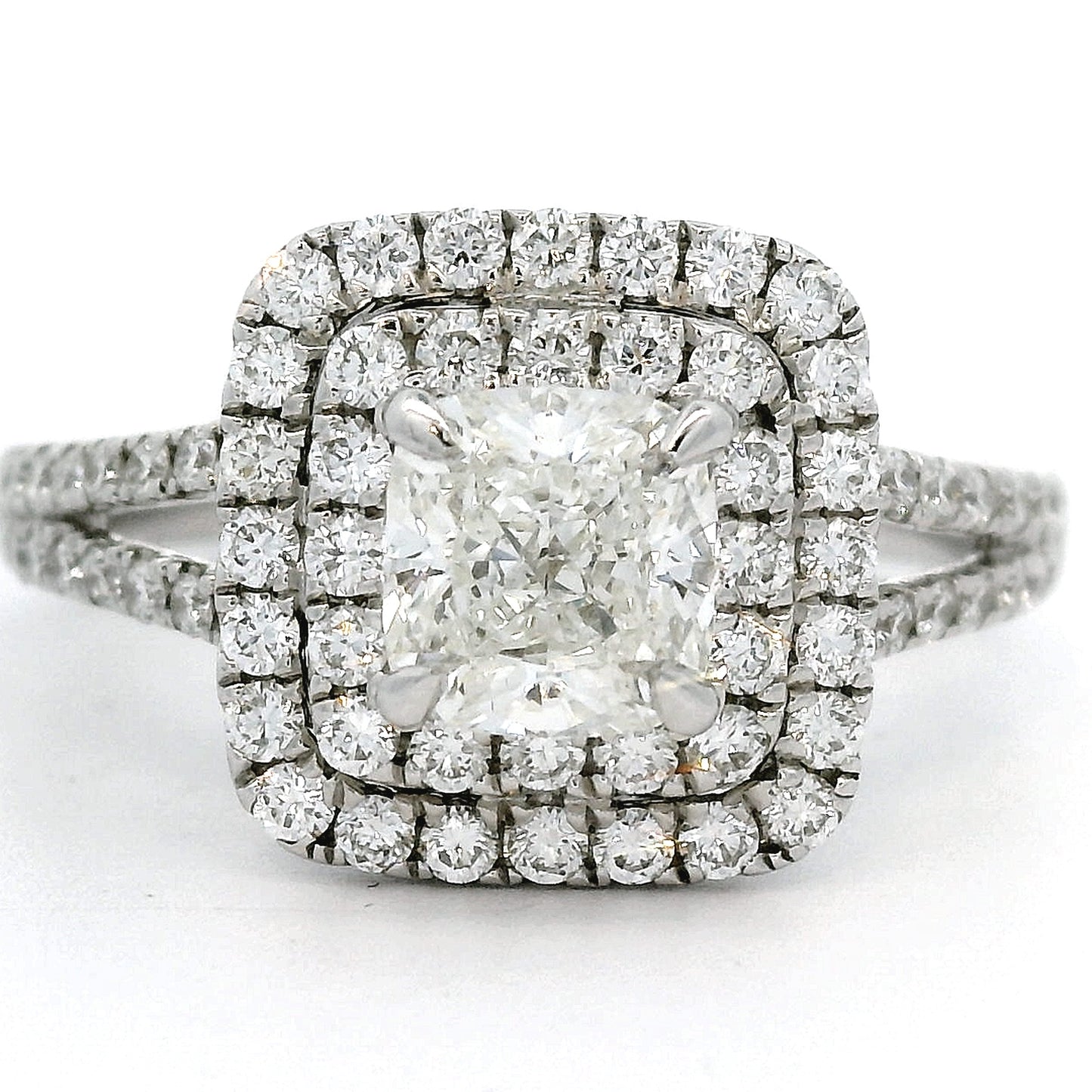18 karaat exclusieve witgouden verlovingsring met dubbele halo en Cushion geslepen diamant van 0.92 crt. Met GIA Diamant certificaat