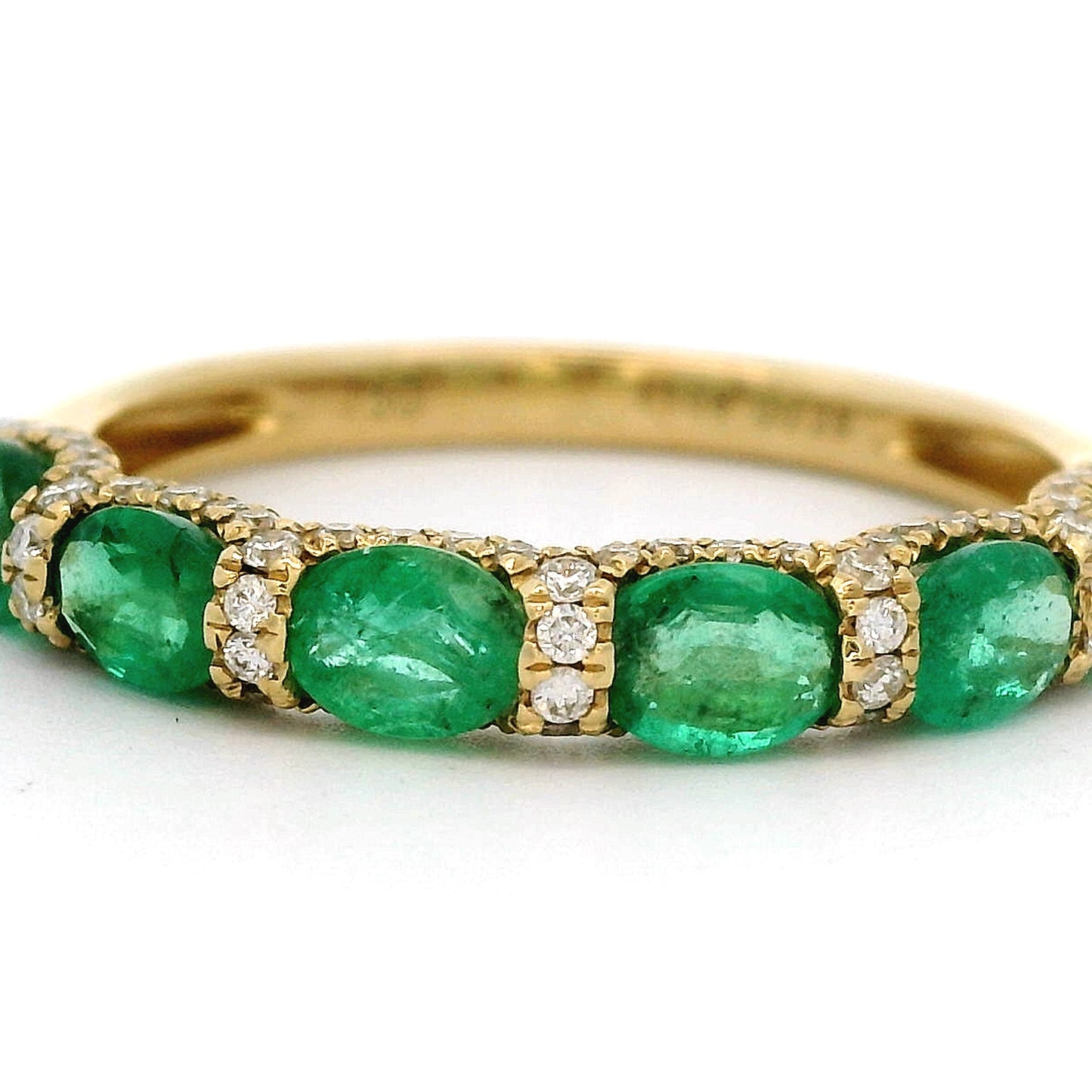 18 karaat geelgouden brede fantasie rijring met 6 ovaal geslepen smaragden en 76 briljant geslepen diamantjes. Bijzonder ontwerp
