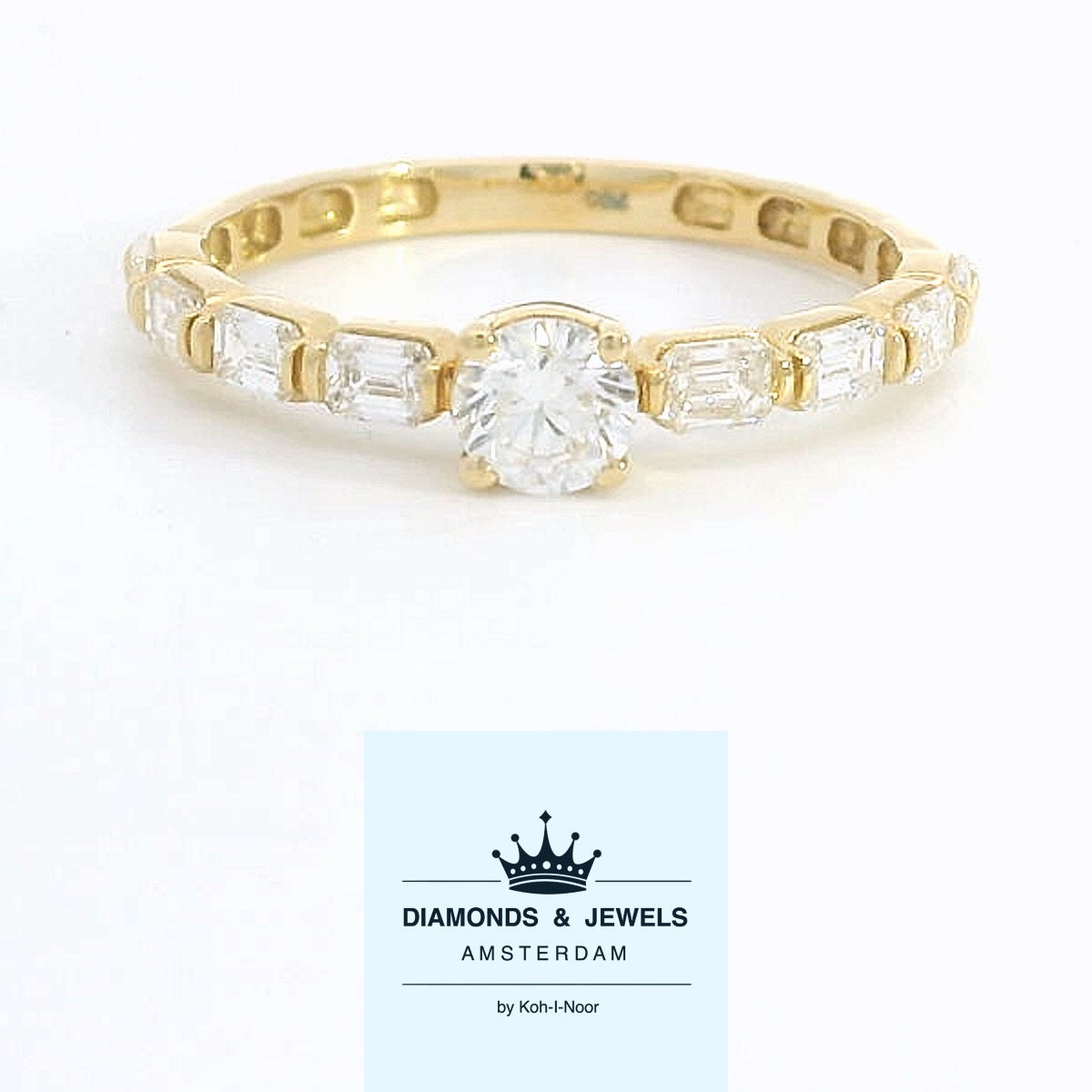 18 karaat geel gouden ring van 1.74 gram en 2 mm breed. Bezet met 1 brtiljant geslepen diamant van 0.26 crt Kleur: G Kwaliteit: SI2 en 8 emerald geslepen diamanten met een totaalgewicht van 0.60 crt Kleur: G Kwaliteit: SI2 Ø: 4 mm Model: R 10703