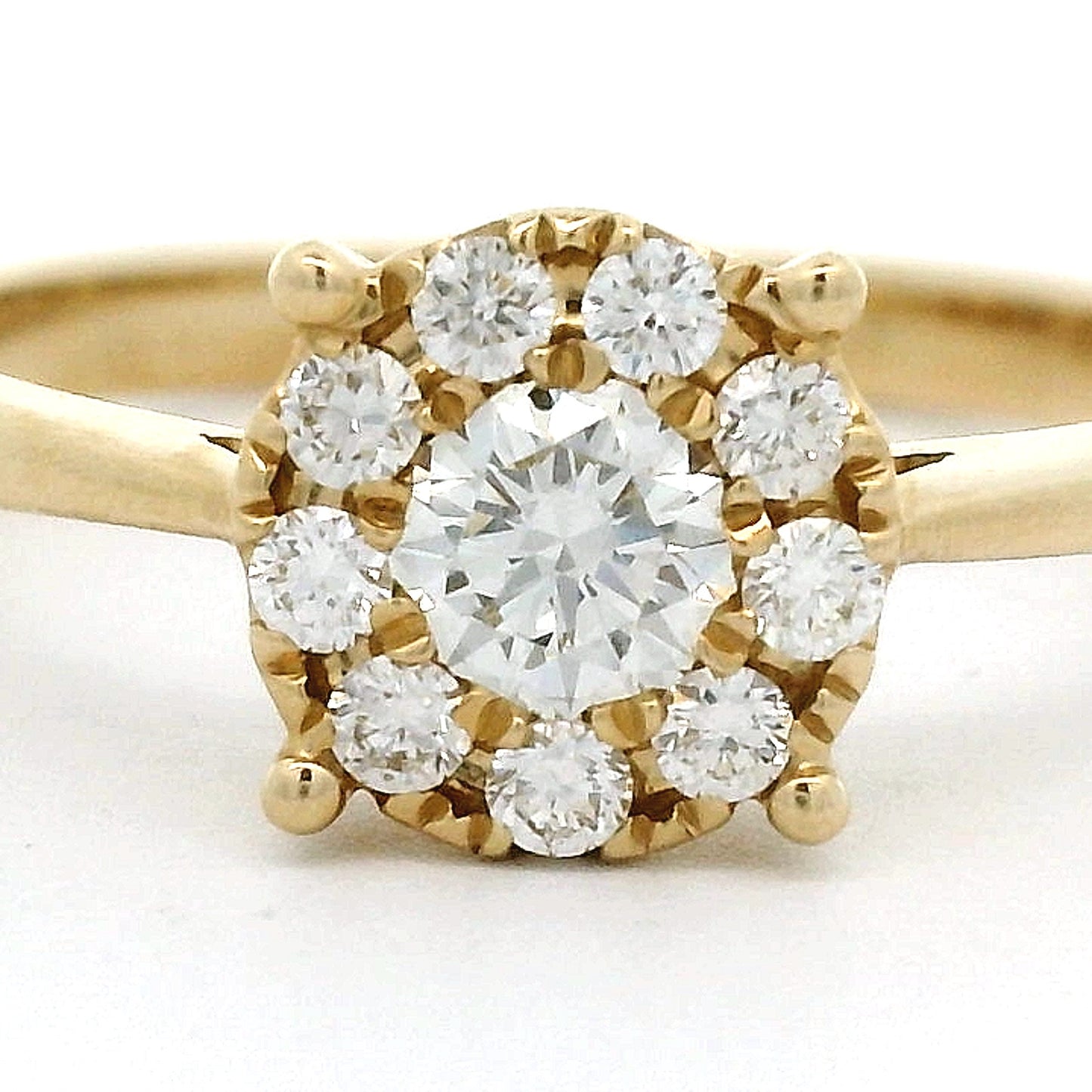 14 karaat geel gouden rozet ring van 1 tot 2 mm breed. Bezet met 1 briljant geslepen diamant van 0.24 crt en 9 kleinere briljant geslepen diamanten met een totaalgewicht van 0.17 crt Kleur: G Zuiverheid: VS2 Zetting: 8 mm