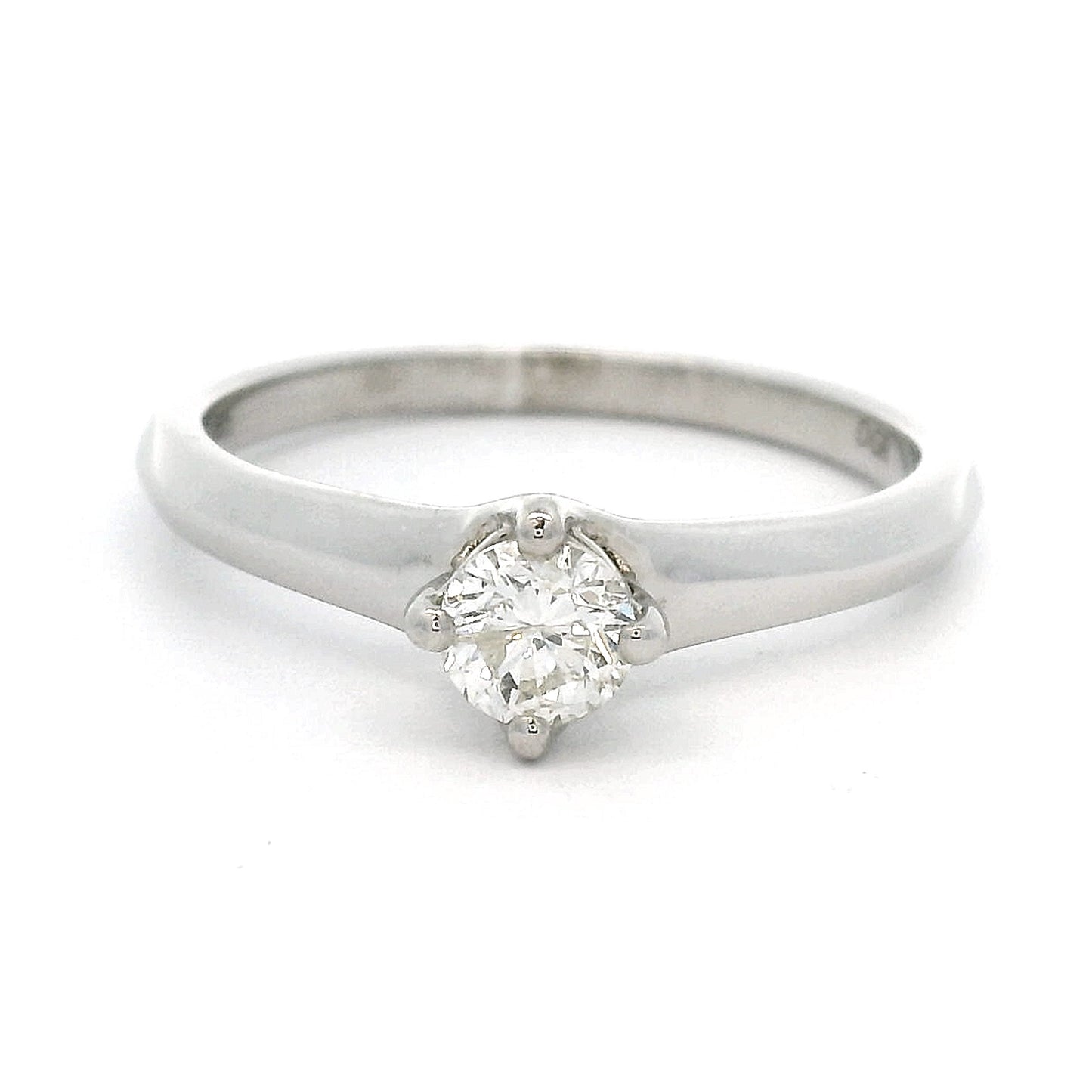 Witgouden solitaire ring bezet met voordelige diamant van 0.33 crt in een bijzondere gedraaide zetting