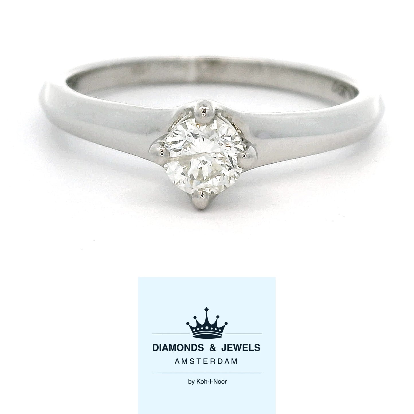 Witgouden solitaire ring bezet met voordelige diamant van 0.33 crt in een bijzondere gedraaide zetting