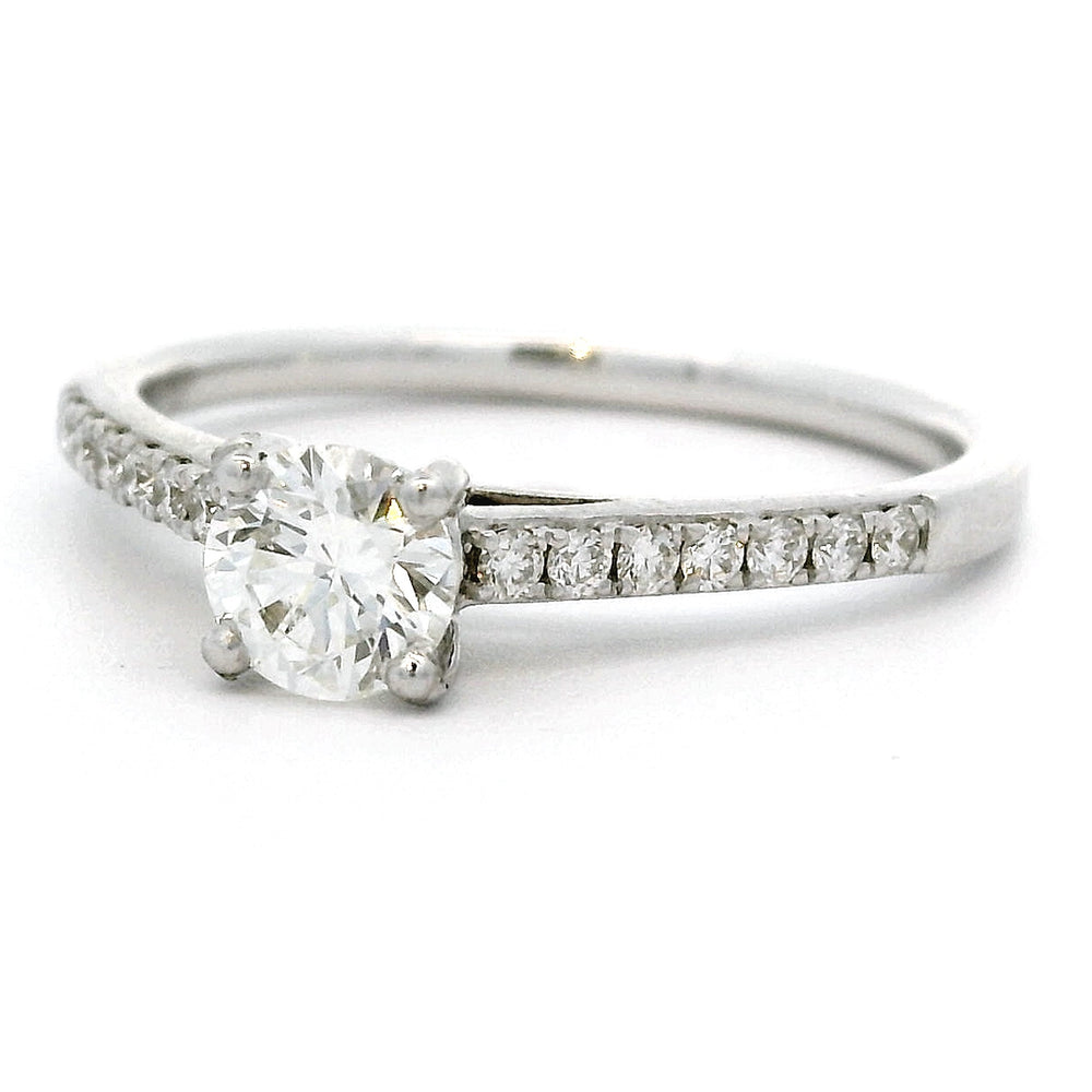 
                      
                        18 karaat witgouden solitair pavé ring van 2 mm breed en 2.32 gram. Bezet met 1 briljant geslepen diamant van 0.40 crt Kleur: G Kwaliteit: VS2 en 16 briljant geslepen diamanten met een totaalgewicht van 0.15 crt Kleur: G Kwaliteit: VS1 Zetting: Ø 5 mm Model: R 10770
                      
                    