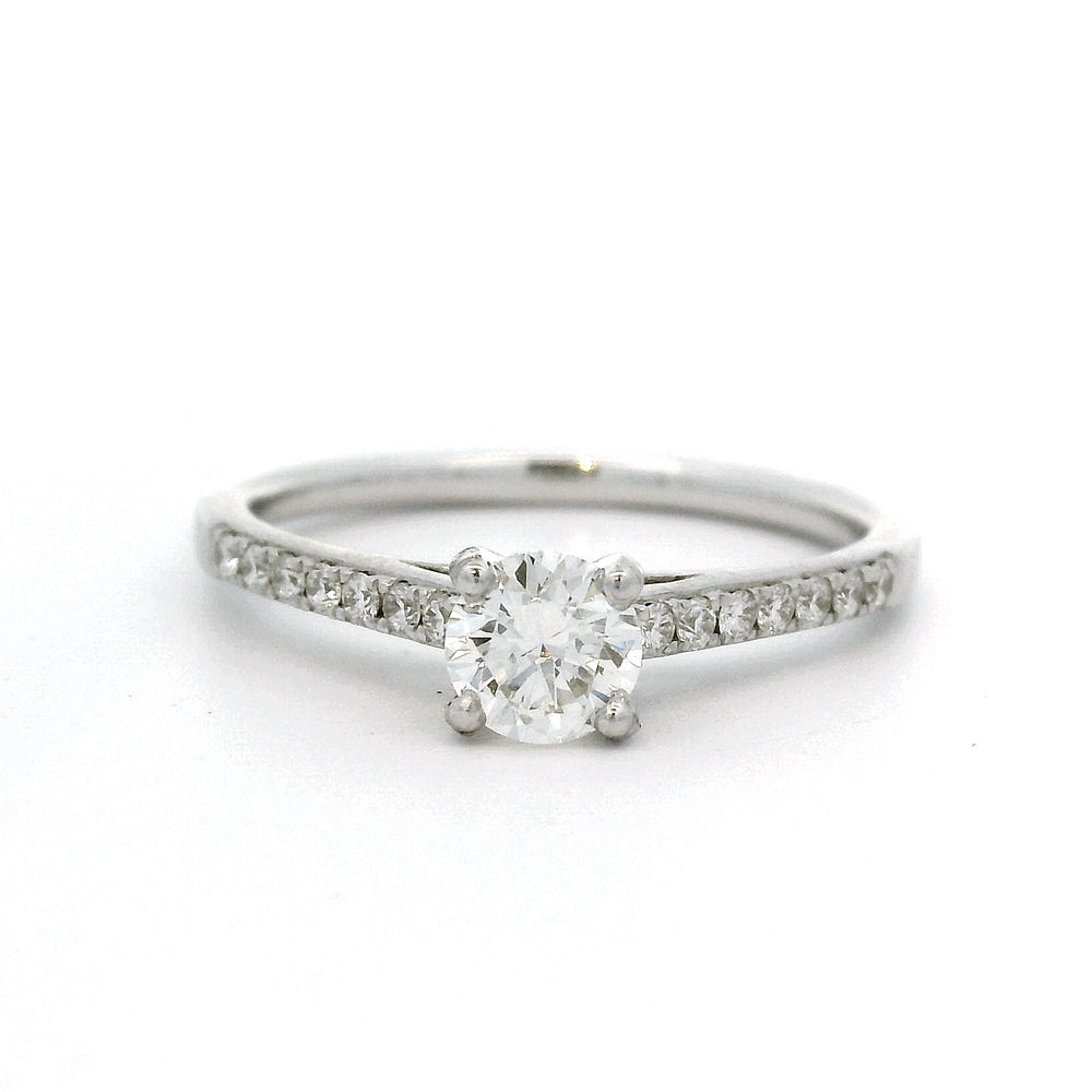 18 karaat witgouden solitair pavé ring van 2 mm breed en 2.32 gram. Bezet met 1 briljant geslepen diamant van 0.40 crt Kleur: G Kwaliteit: VS2 en 16 briljant geslepen diamanten met een totaalgewicht van 0.15 crt Kleur: G Kwaliteit: VS1 Zetting: Ø 5 mm Model: R 10770