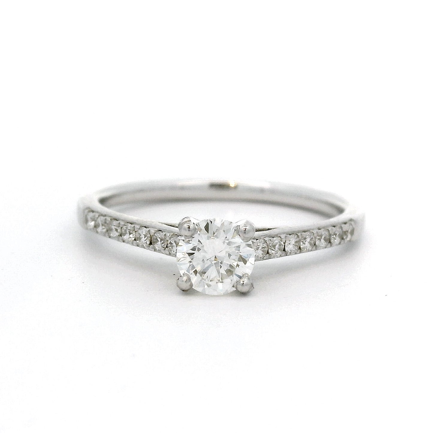 18 karaat witgouden solitair pavé ring van 2 mm breed en 2.32 gram. Bezet met 1 briljant geslepen diamant van 0.40 crt Kleur: G Kwaliteit: VS2 en 16 briljant geslepen diamanten met een totaalgewicht van 0.15 crt Kleur: G Kwaliteit: VS1 Zetting: Ø 5 mm Model: R 10770