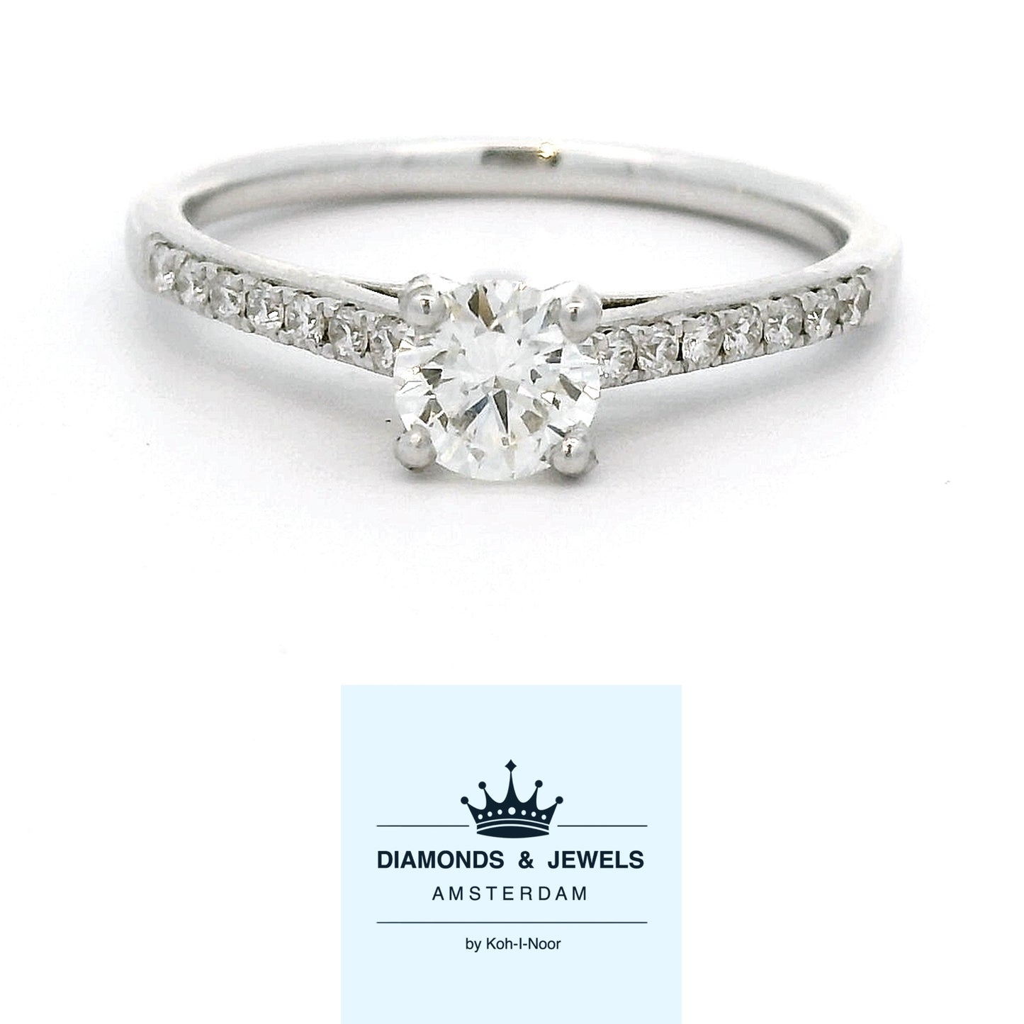 18 karaat witgouden solitair pavé ring van 2 mm breed en 2.32 gram. Bezet met 1 briljant geslepen diamant van 0.40 crt Kleur: G Kwaliteit: VS2 en 16 briljant geslepen diamanten met een totaalgewicht van 0.15 crt Kleur: G Kwaliteit: VS1 Zetting: Ø 5 mm Model: R 10770