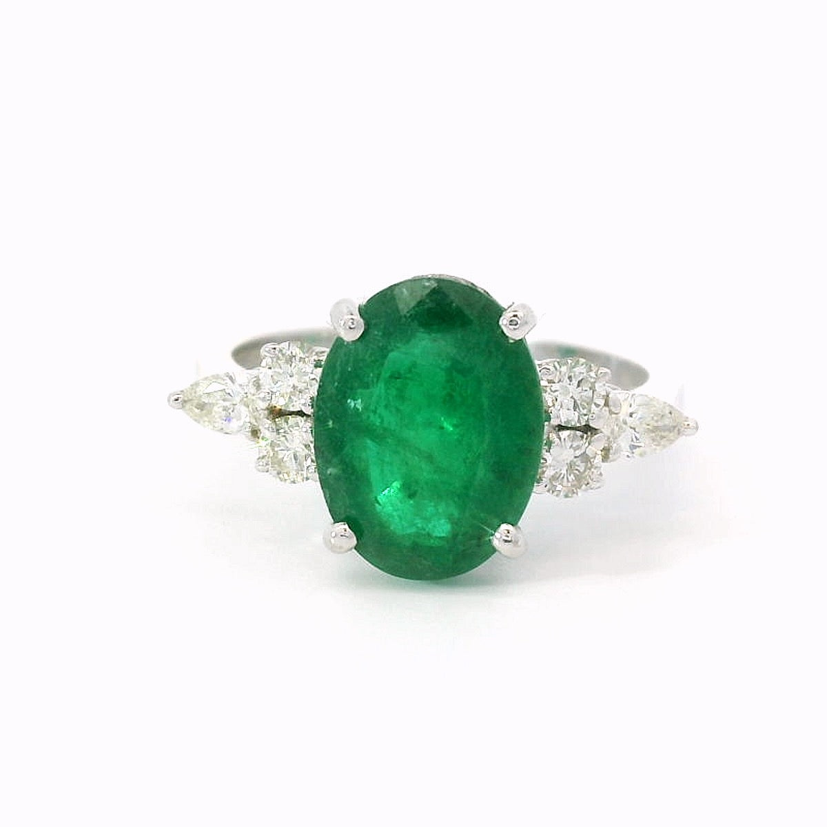 18 karaat wit gouden fantasie trilogie ring van 3.76 gram en 2 tot 3 mm breed. Bezet met 1 ovaal geslepen smaragd van 3.00 crt en 4 briljant geslepen diamanten met een totaalgewicht van 0.20 crt Kleur: G Kwaliteit: SI2 Zetting: 11 x 19 mm. Model: R 10772